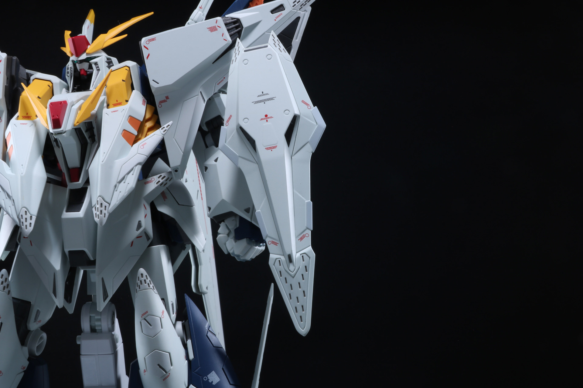 シールドも独自可動で表情付けが可能