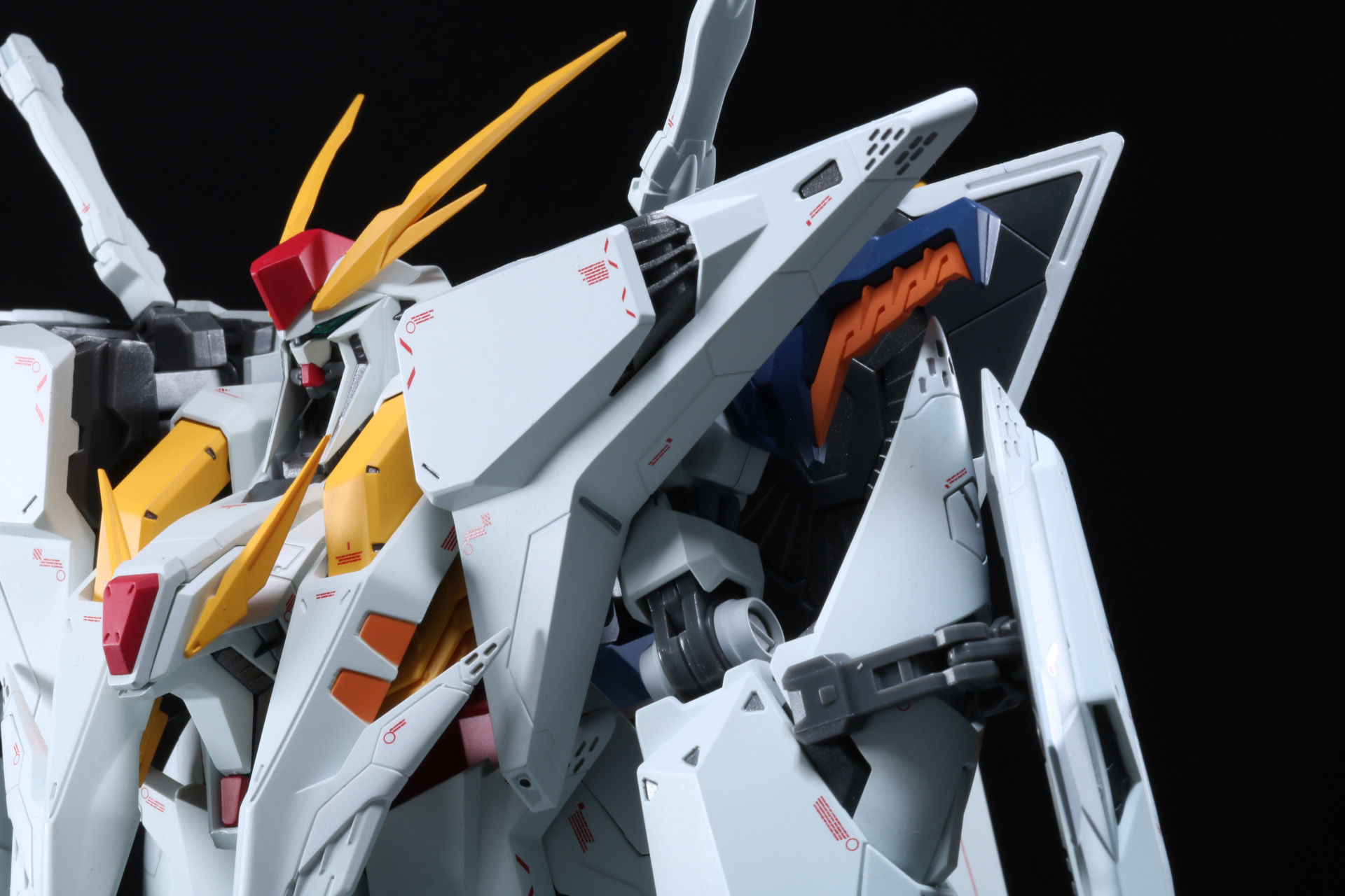 肩部のフライトユニットの取り外し。武骨な腕部造形が確認できる