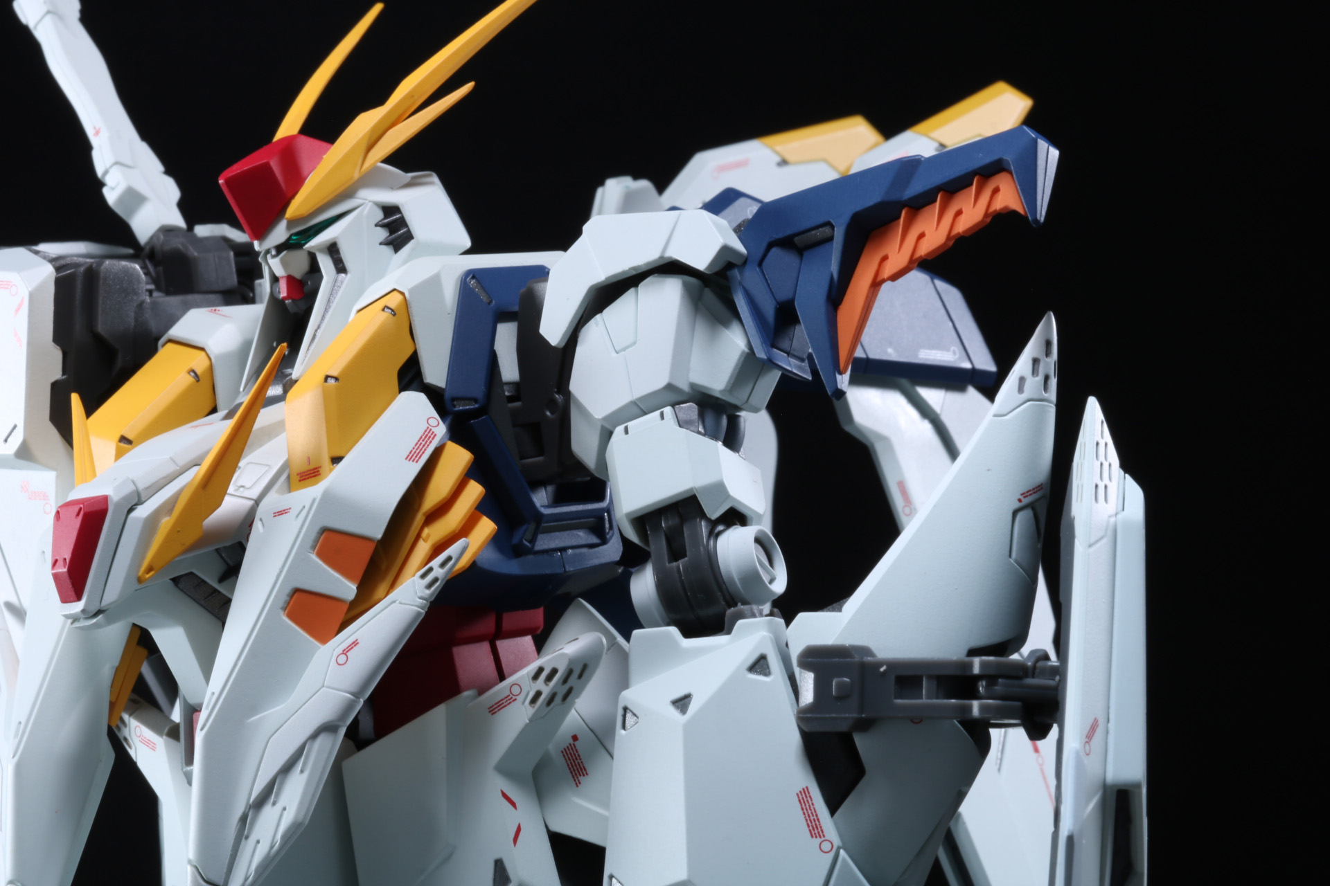 肩部のフライトユニットの取り外し。武骨な腕部造形が確認できる