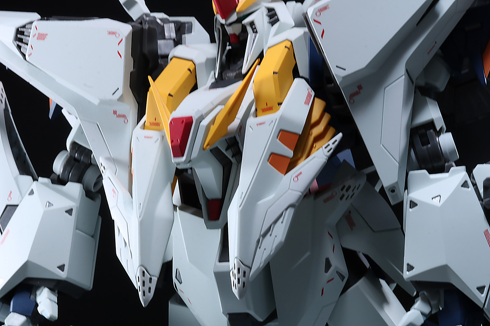 胸部コックピットブロック、腰部アーマーを取り外し。内側にはダクト造形が確認できる