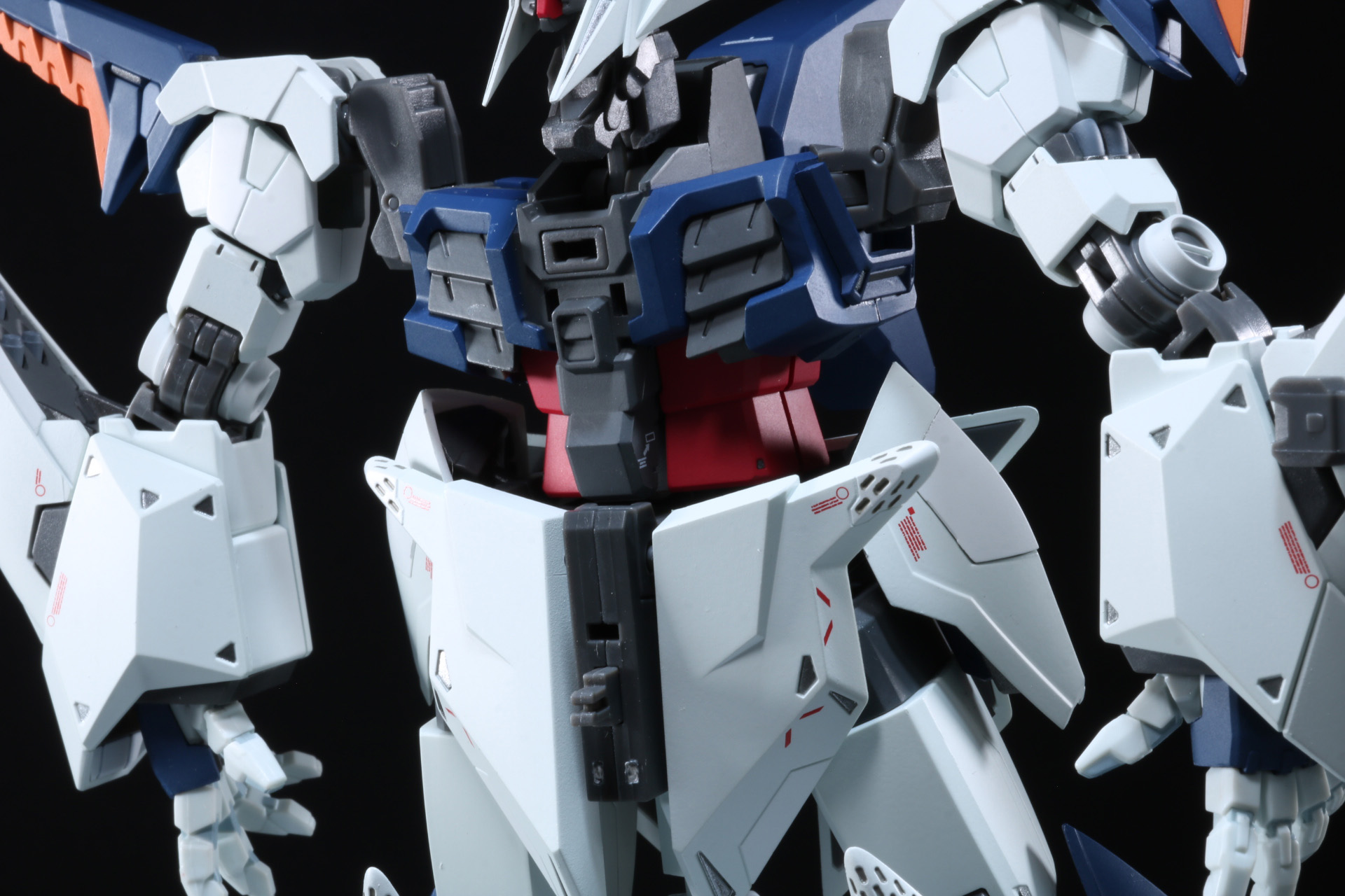 胸部コックピットブロック、腰部アーマーを取り外し。内側にはダクト造形が確認できる