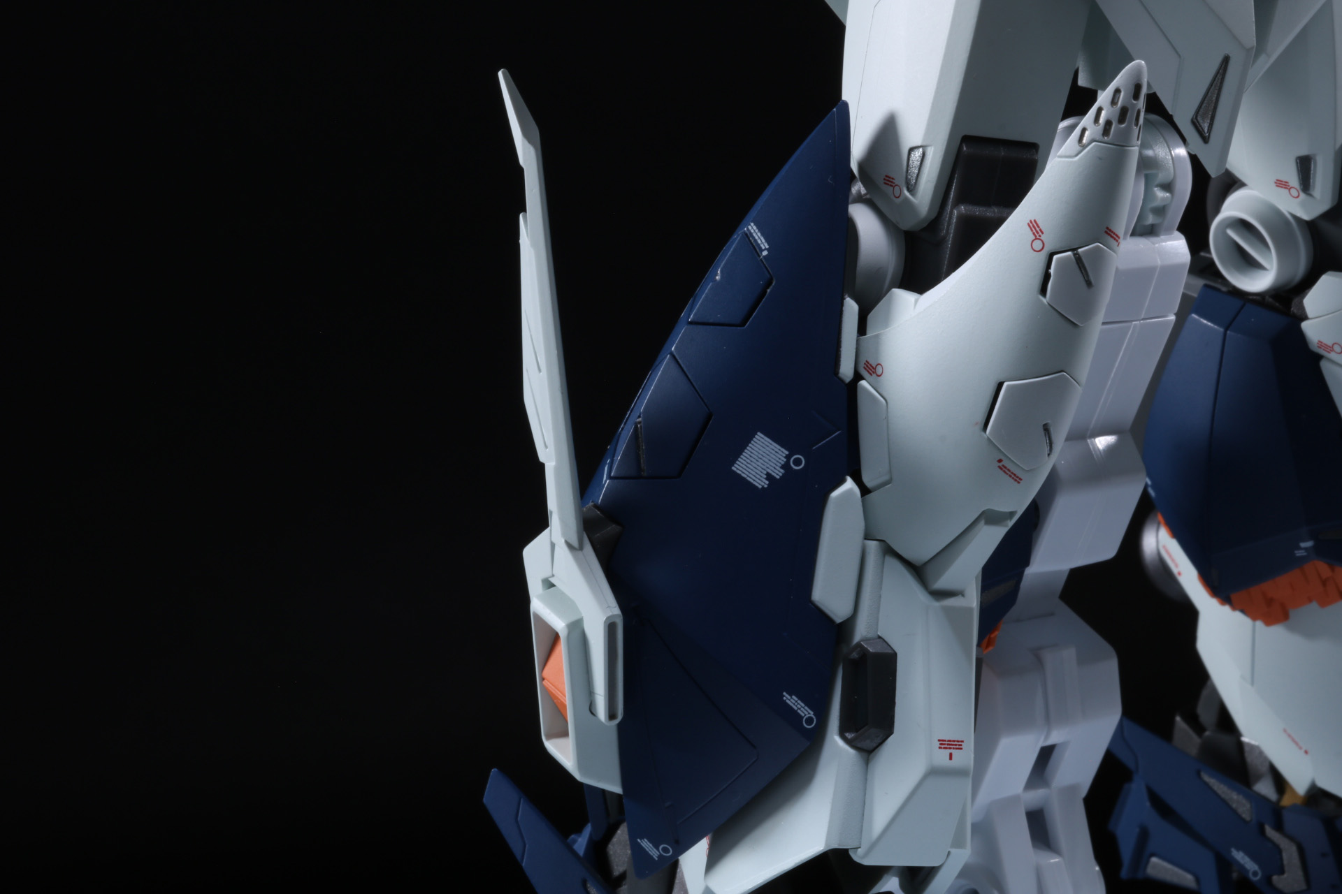 脚部外側のアーマーを取り外し。内側同様の造形が確認できる