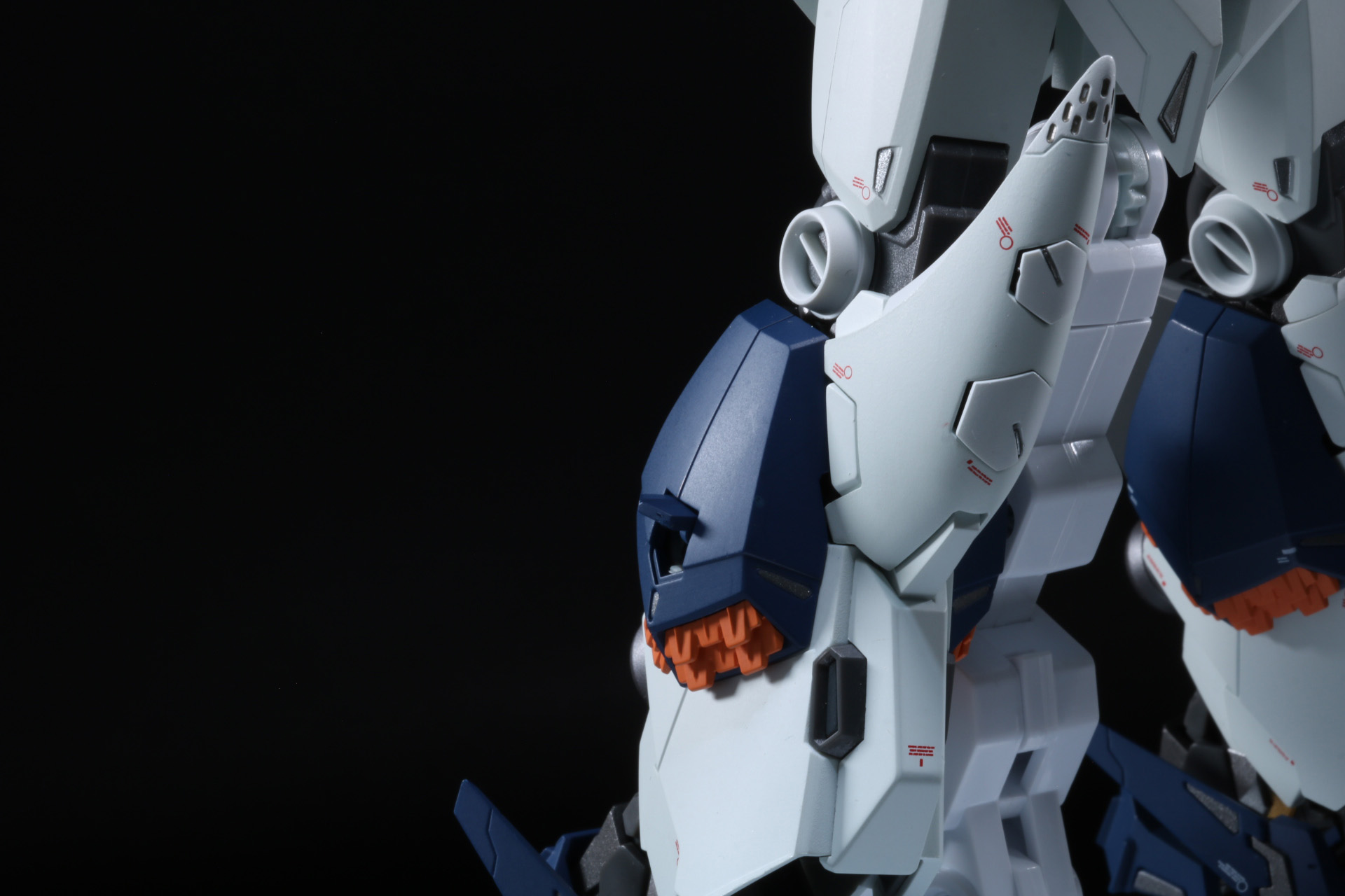 脚部外側のアーマーを取り外し。内側同様の造形が確認できる