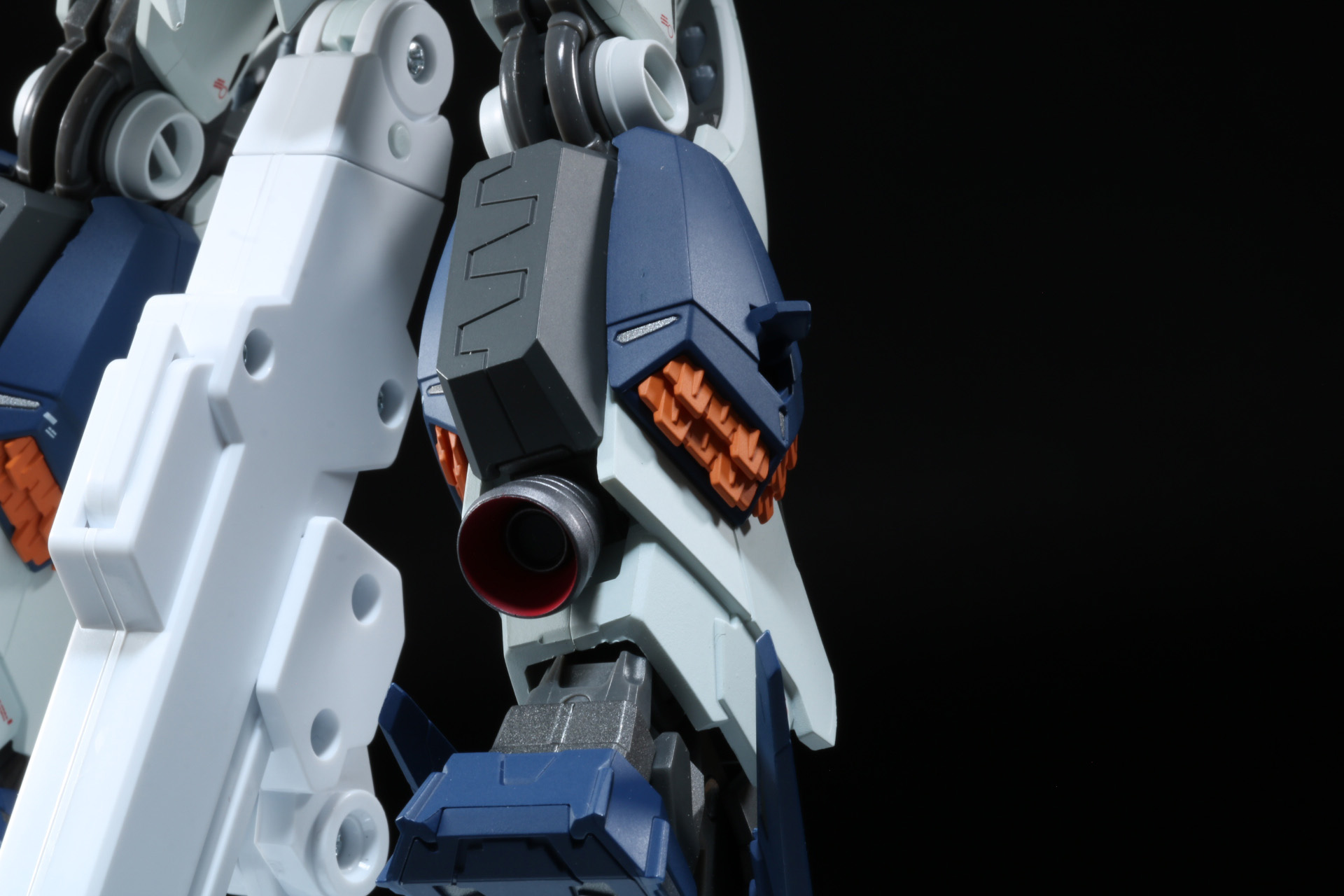 胸部はさらにアーマーを取り外しができ、コネクター接続部などが露出する