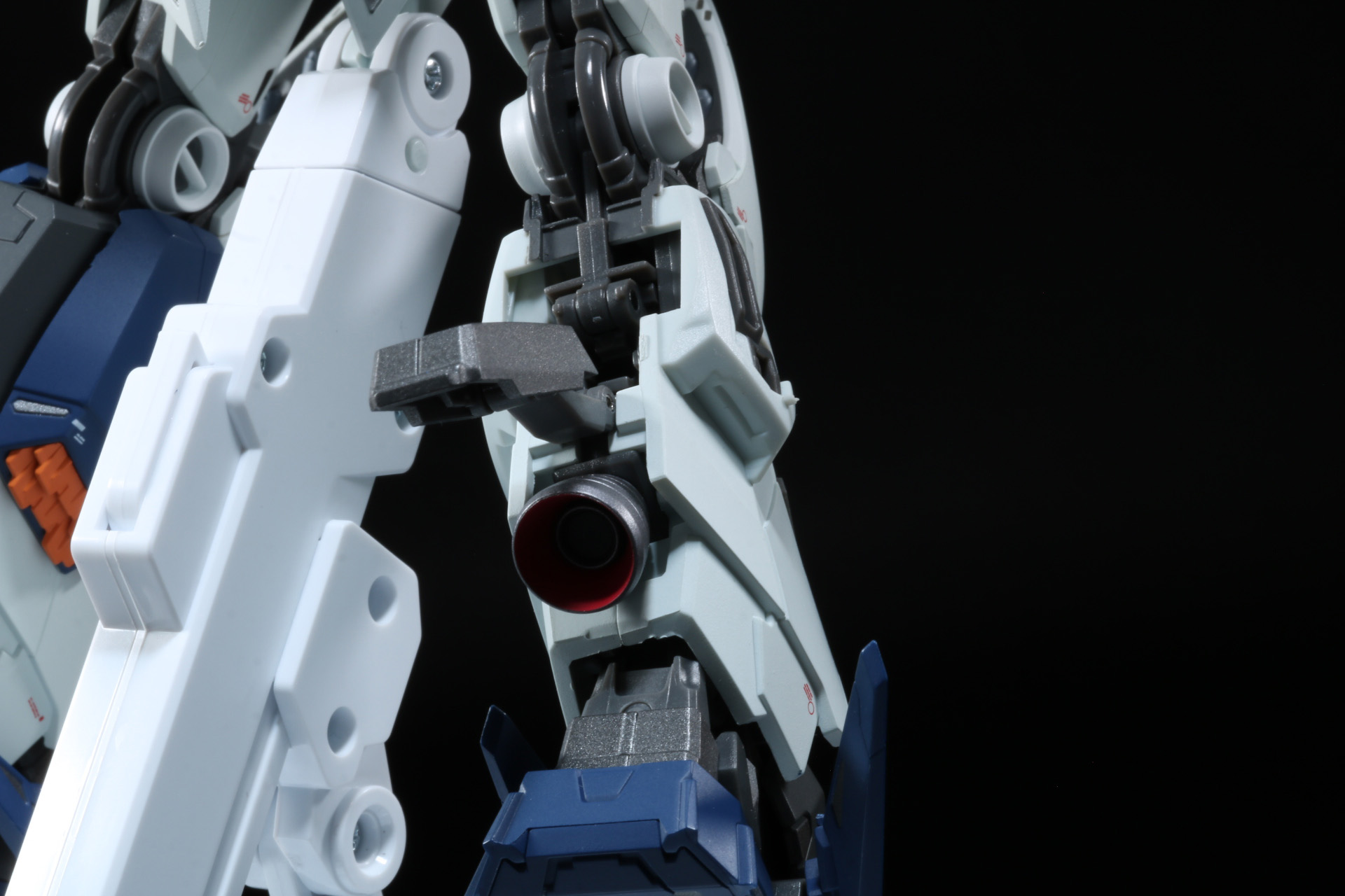 胸部はさらにアーマーを取り外しができ、コネクター接続部などが露出する