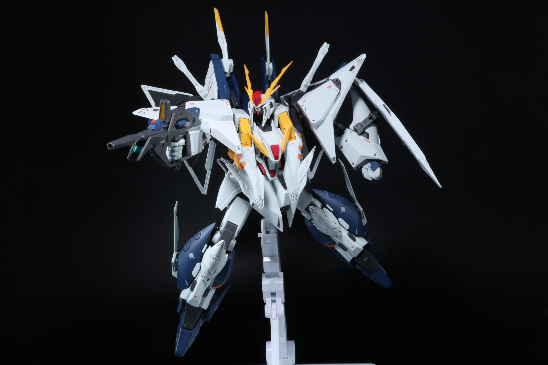 ビーム・ライフルを構えたオーソドックスなポーズ