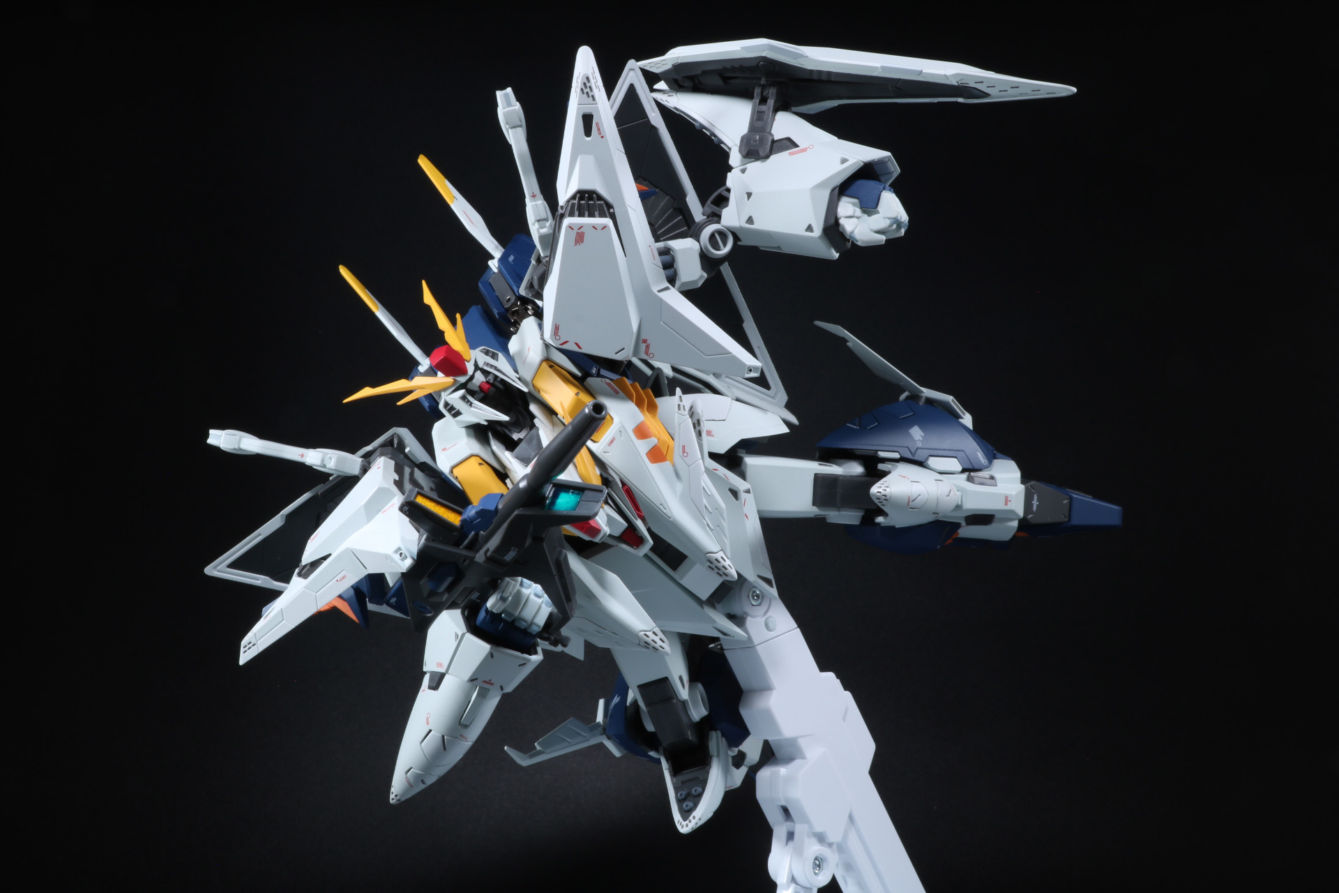 大きく身をよじってビーム・ライフルを構える