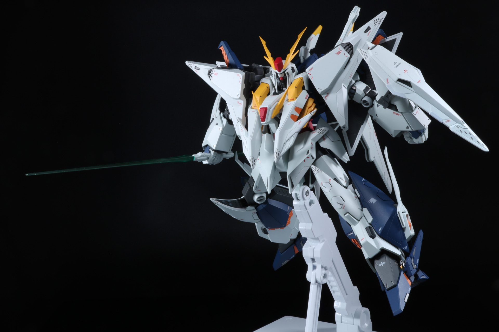 ビーム・サーベルを構える