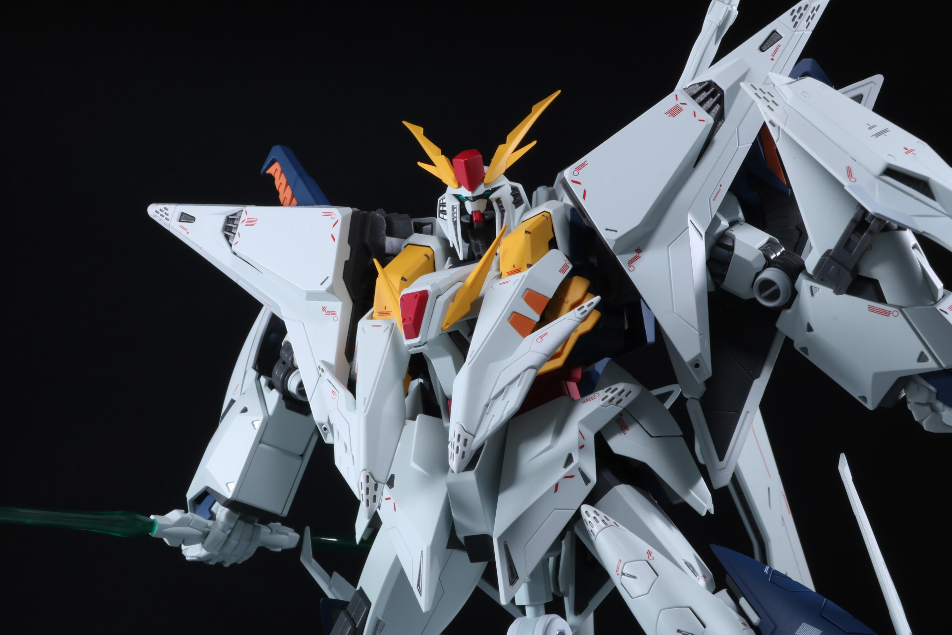 ビーム・サーベルを構えて斬りかかる