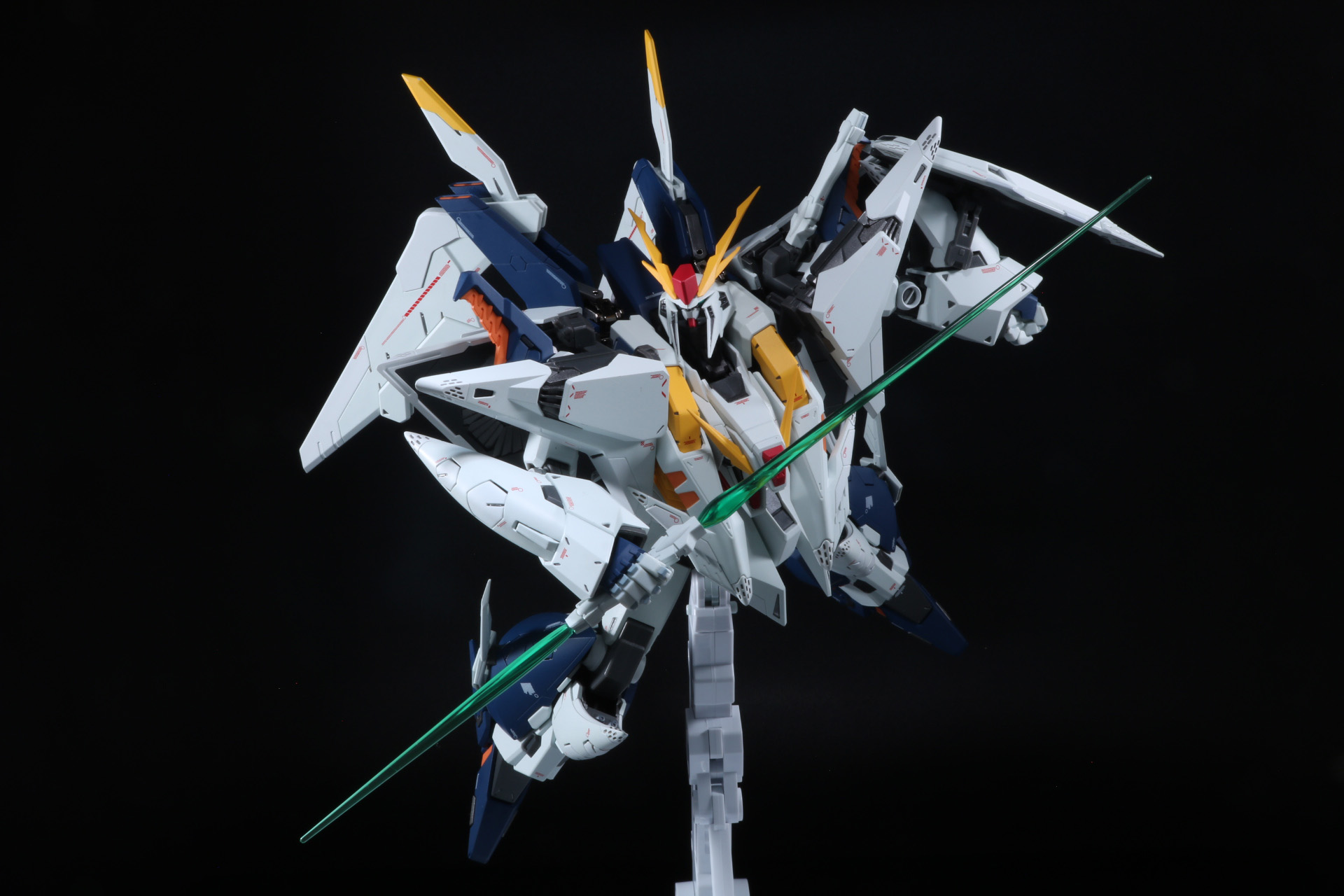 ビーム・サーベルを構えて斬りかかる