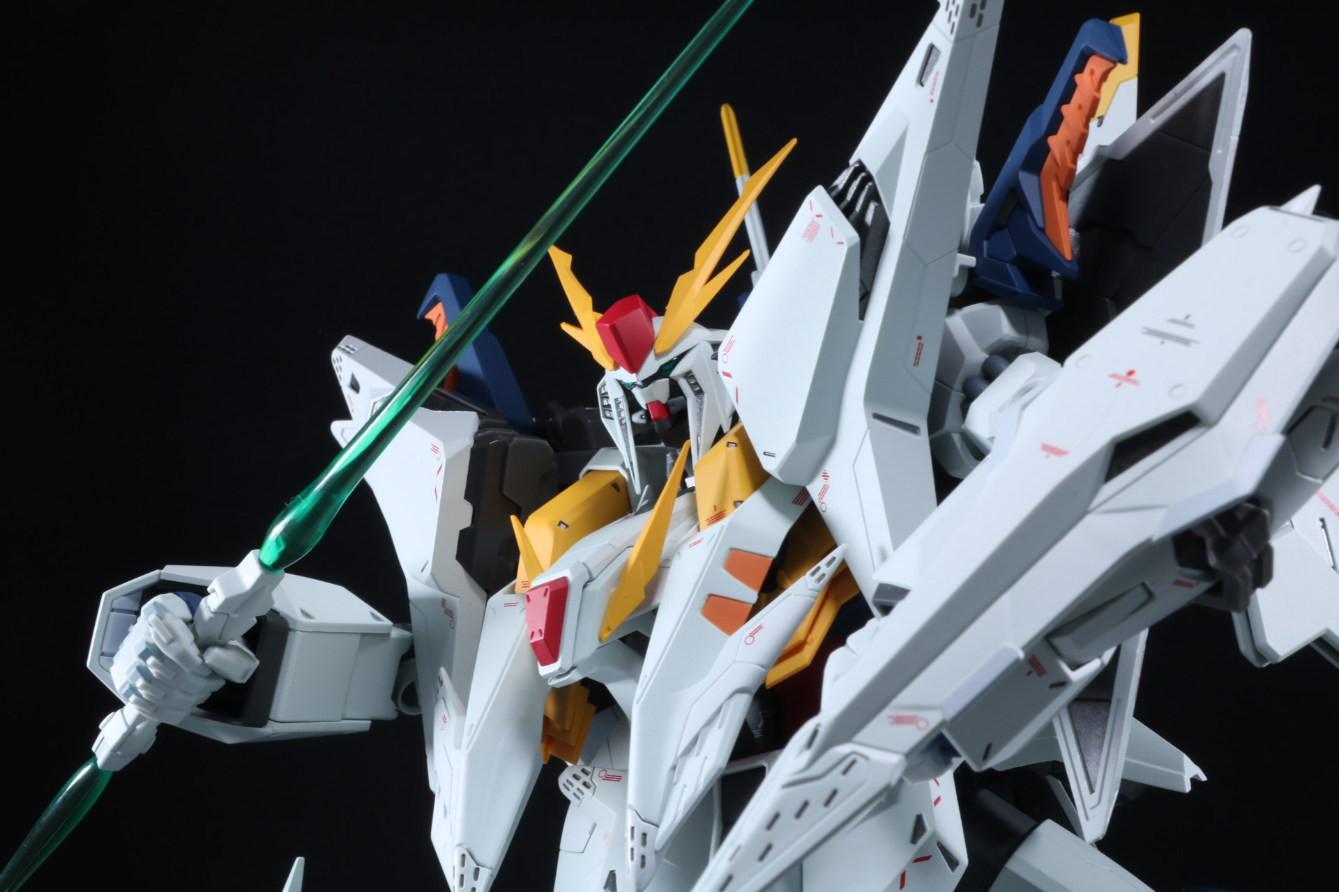 ビーム・ライフル、ビーム・サーベルを手に立ち回る