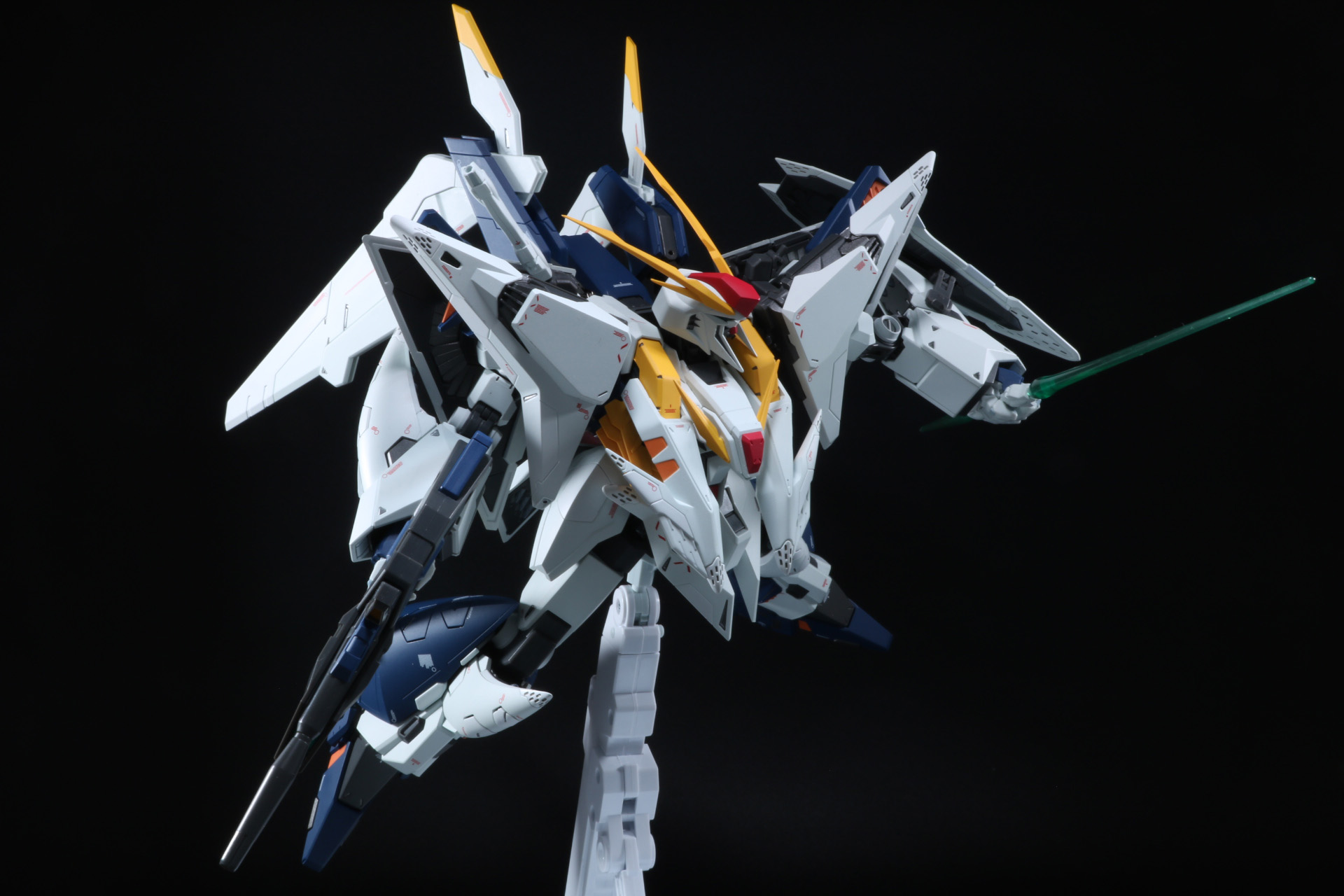 ビーム・ライフル、ビーム・サーベルを手に立ち回る