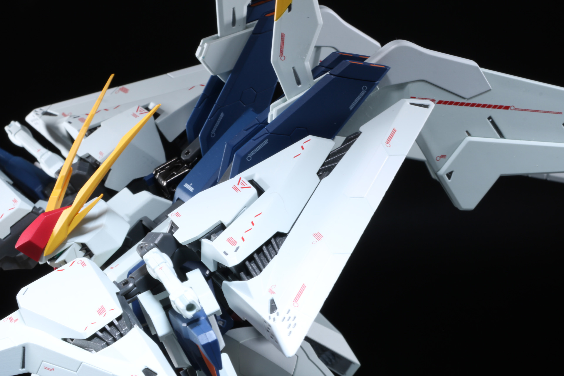 背面側の肩部パーツを展開。外縁部分を引っ張ることで内部フレームが露出