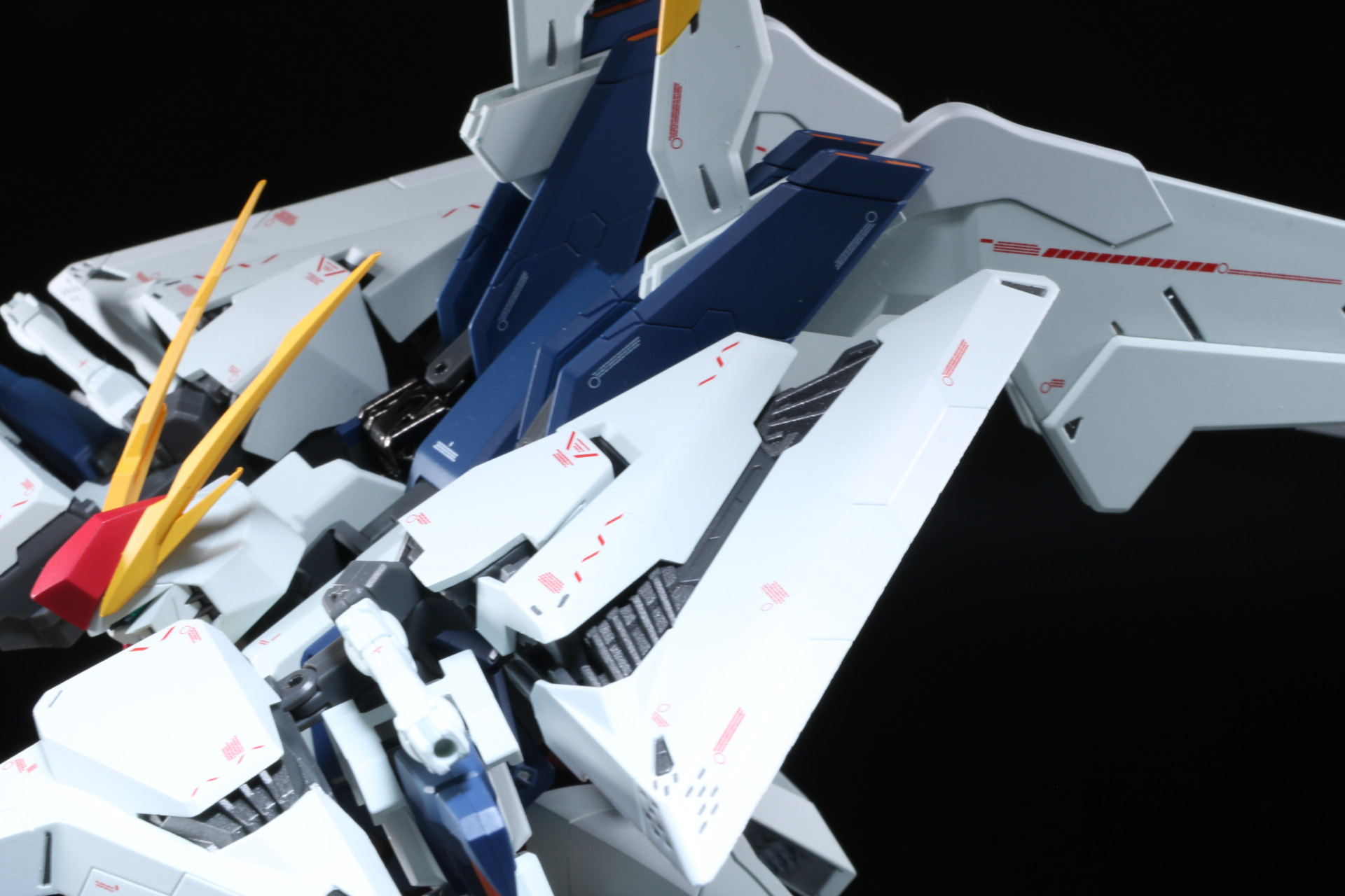 背面側の肩部パーツを展開。外縁部分を引っ張ることで内部フレームが露出