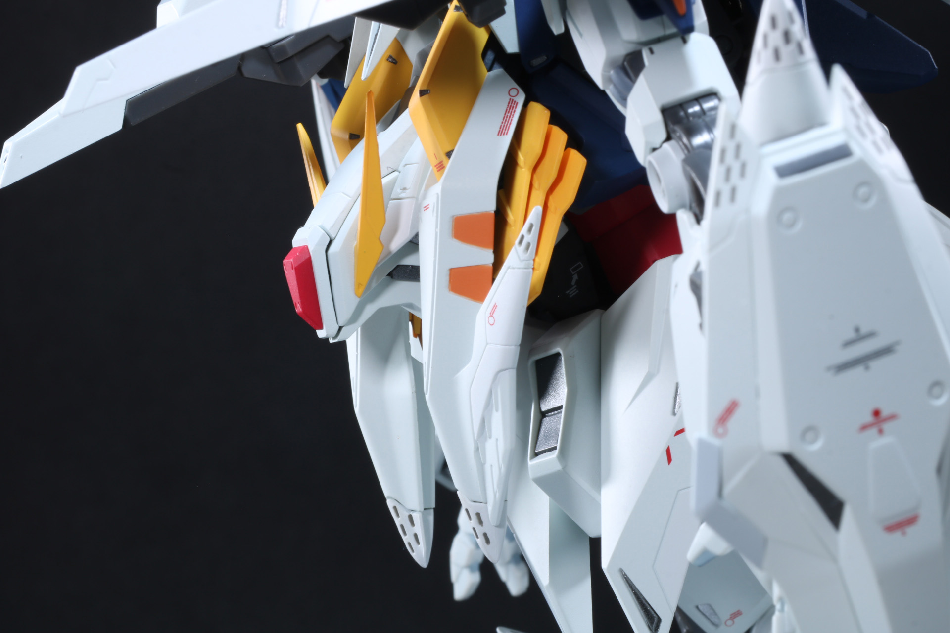 胸部パーツを上げて、内部のフィンを露出させる