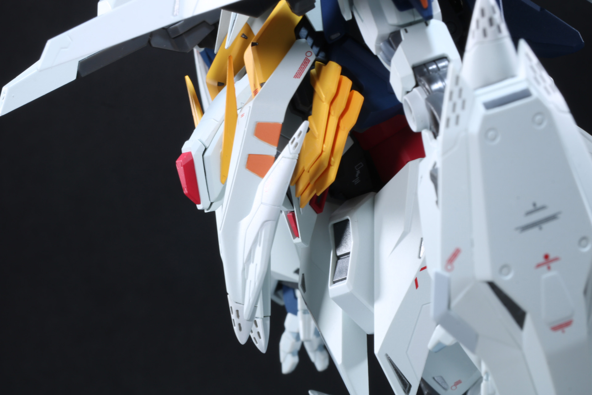 胸部パーツを上げて、内部のフィンを露出させる