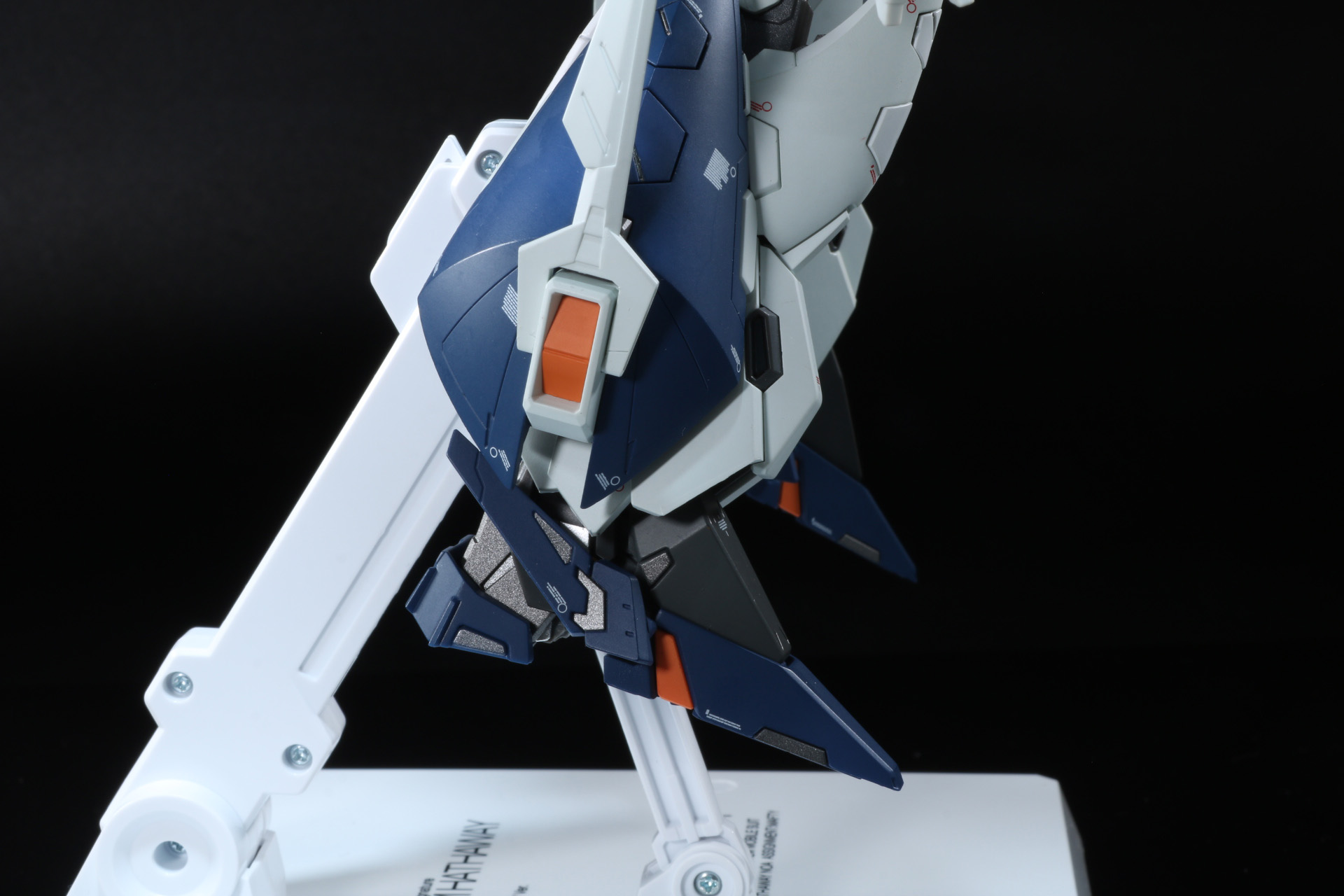 つま先、踵パーツを変形。踵部分ではゴールドやシルバーの彩色が露出