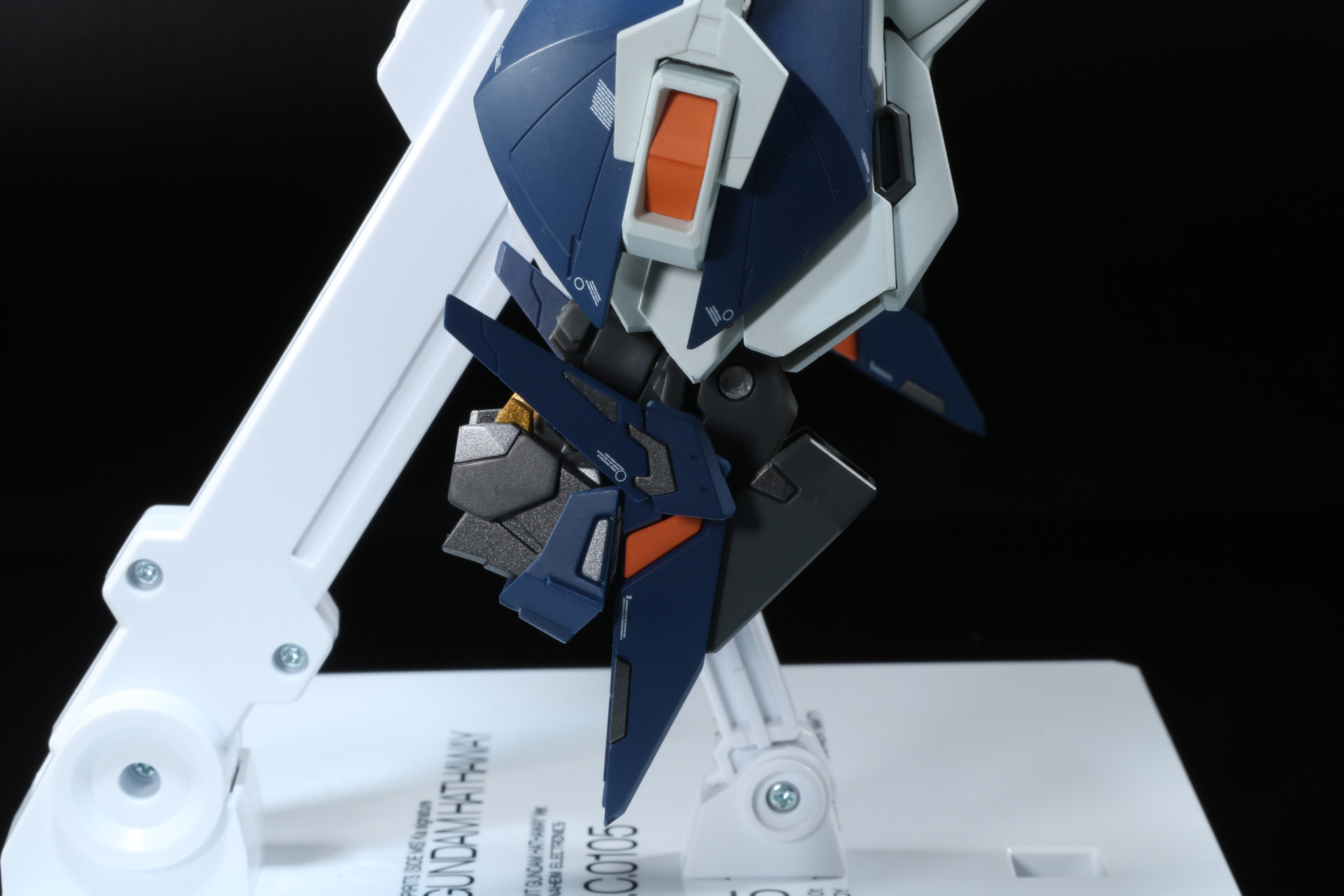 つま先、踵パーツを変形。踵部分ではゴールドやシルバーの彩色が露出