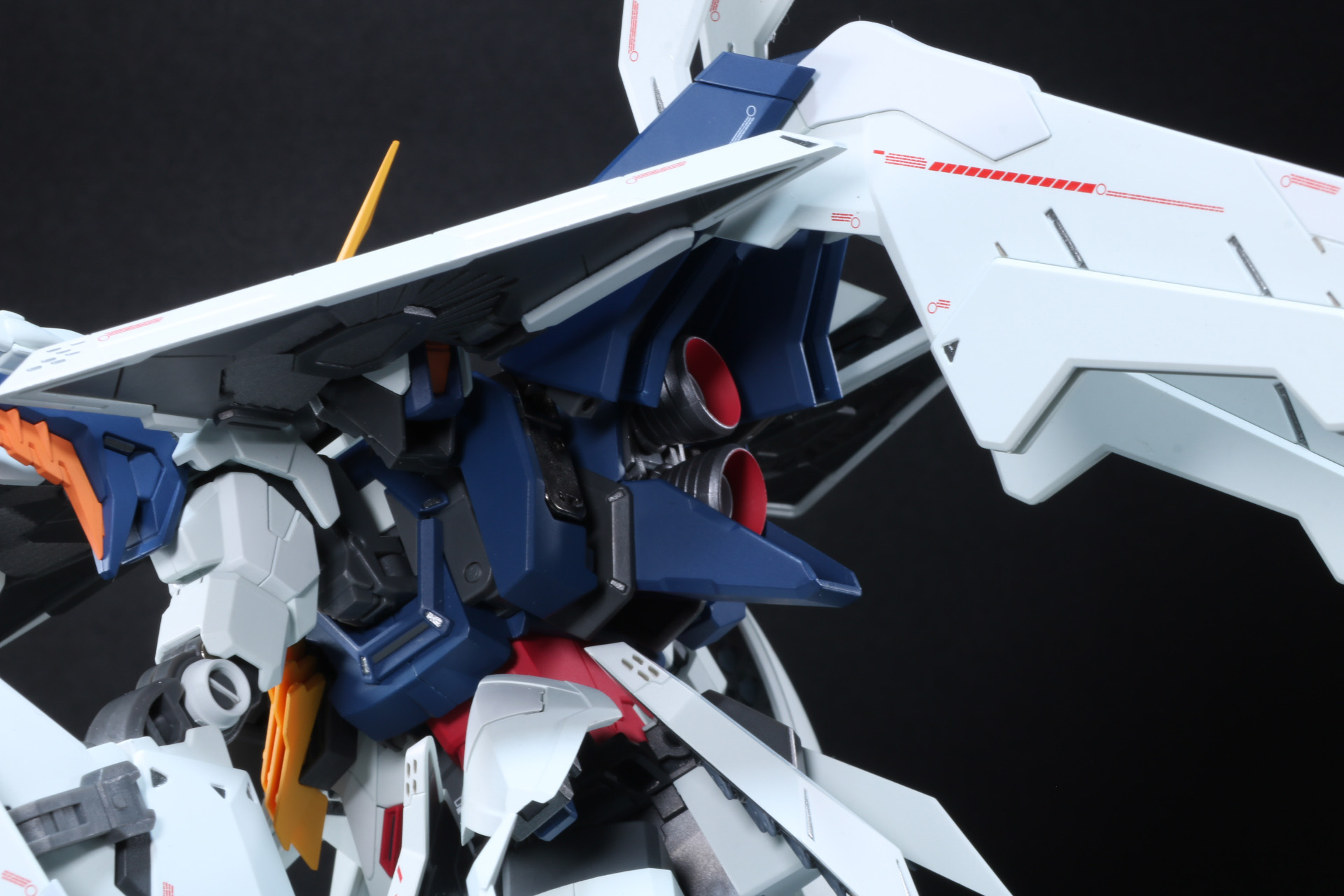 翼の根元を外側へ展開