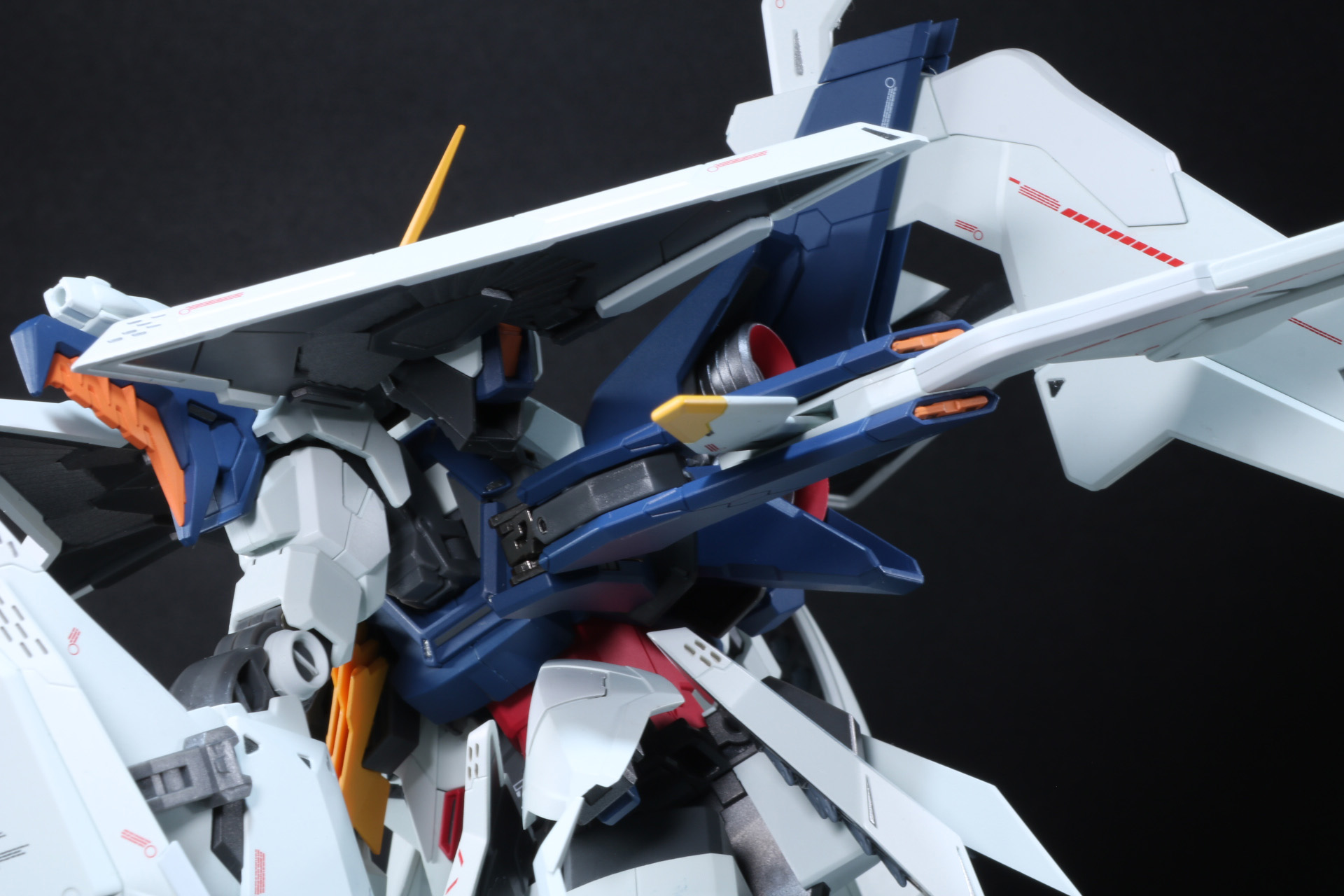 翼の根元を外側へ展開