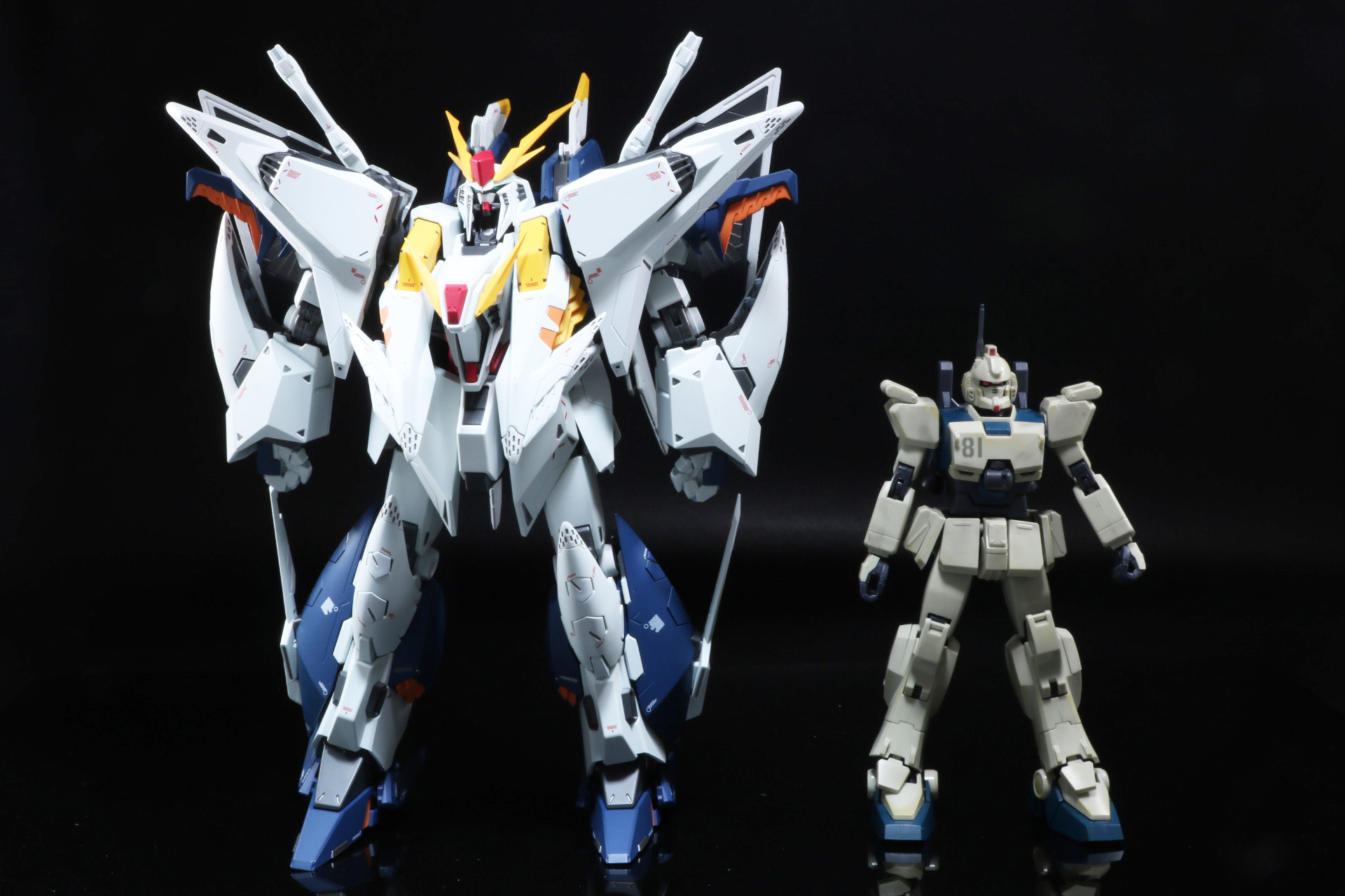 「ROBOT魂＜SIDE MS＞ RX-79(G)Ez-8 ガンダムEz-8 ver. A.N.I.M.E.」（右）と比較。2倍近くのサイズ差がある