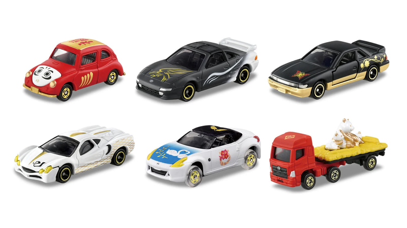 上段左からスバル 360【達磨】・トヨタ MR2【隼】・日産 シルビア【蝶】、下段左から光岡 オロチ【巳】・日産 フェアレディZ【白鳥】・日野 プロフィア【金の熊猫トラック】