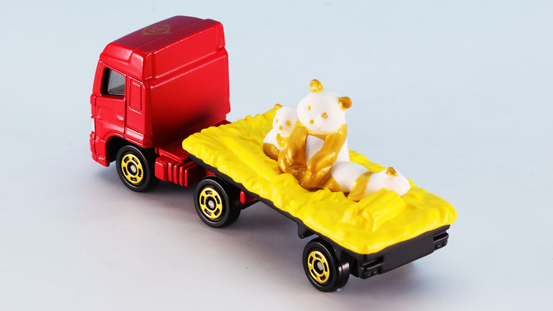 金の熊猫を乗せてプロフィアが到着！