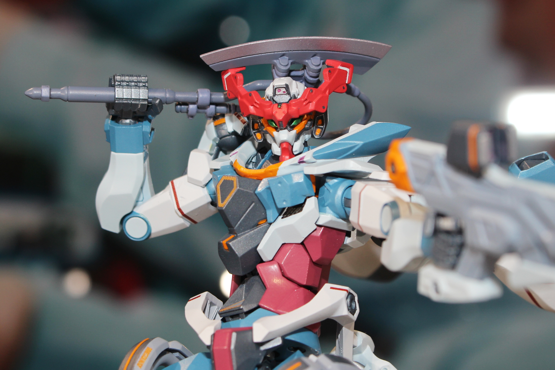 メタリックカラーで塗装された眼は光の反射でぎらりと輝く