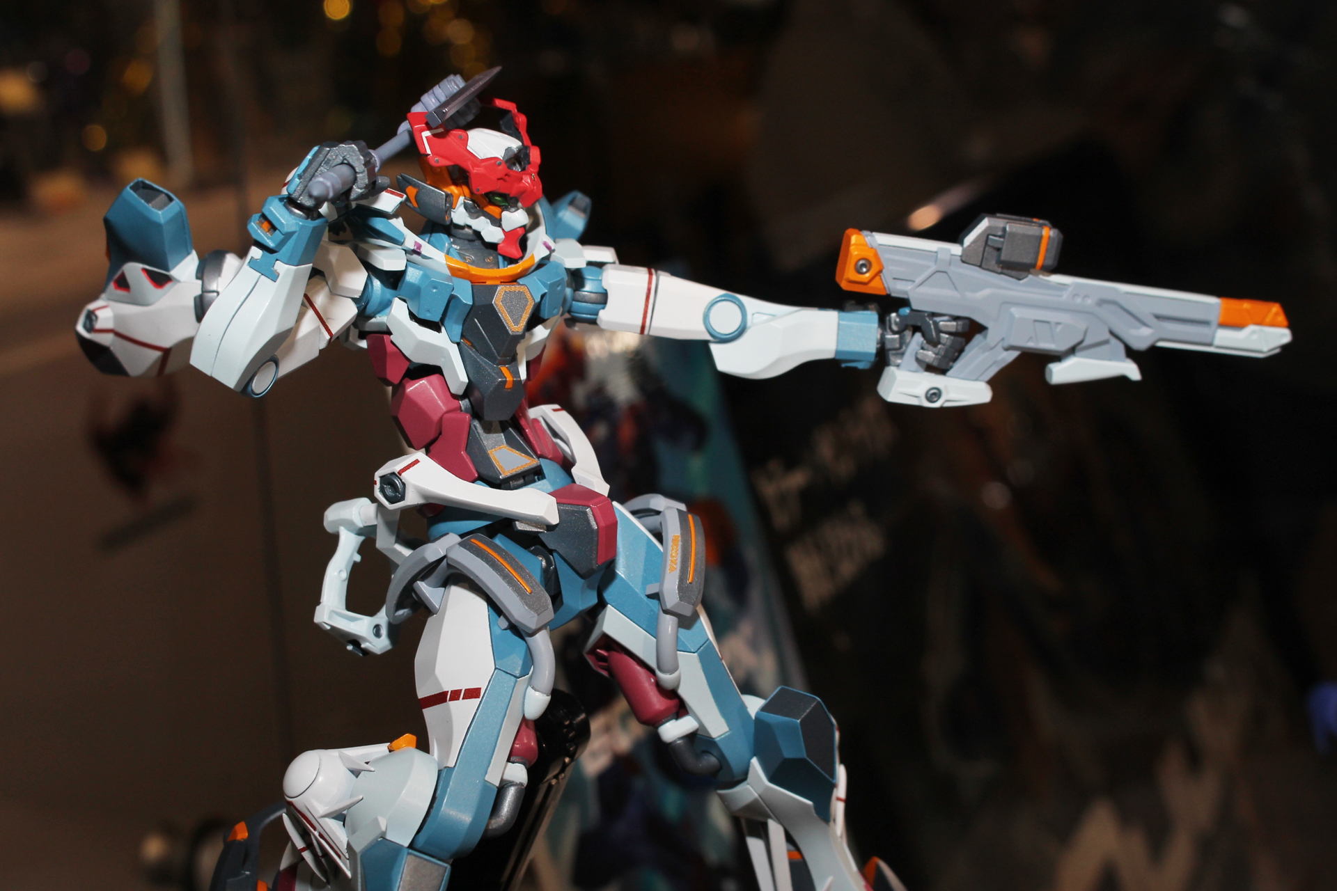 ガンダムを思わせるトリコロールカラーは塗装で再現、ラインマーキングもほどこされている