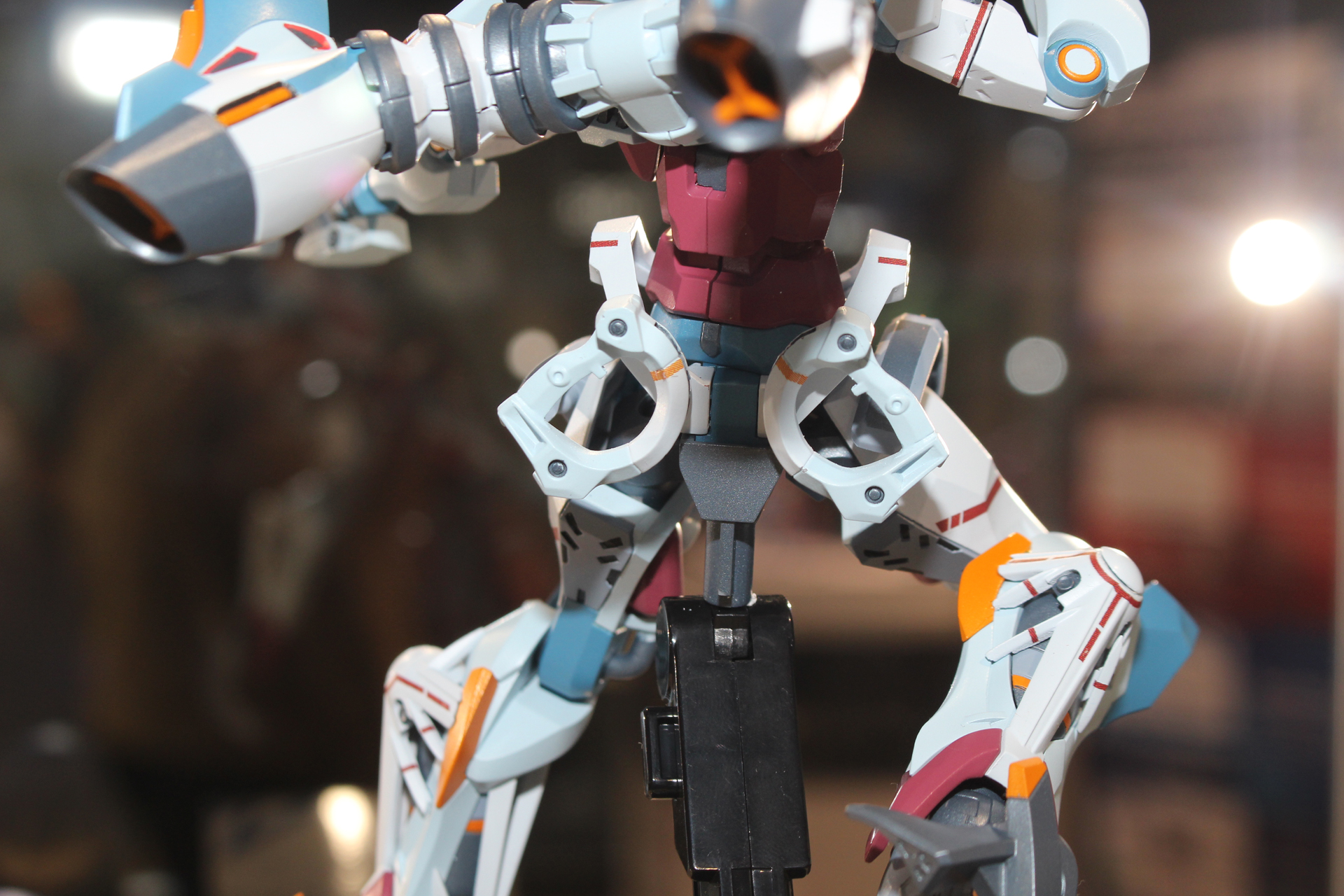 腰に見えるのはビームブレードのグリップとおぼしき武装だ