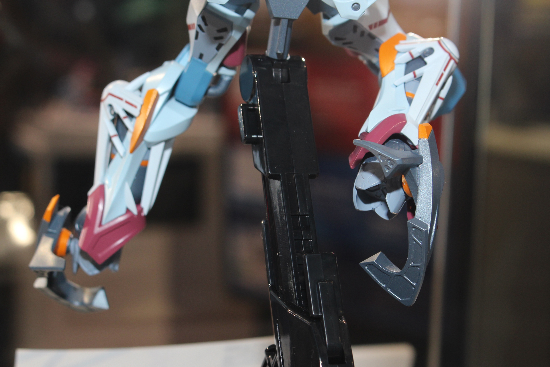 片軸で支えられている足先