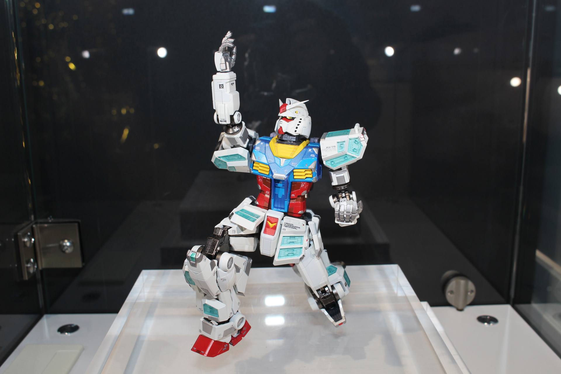 「EXPO2025 超合金 RX-78F00/E ガンダム」。2025年5月発送予定。価格は33,000円。12月先行抽選分はプレミアムバンダイの販売商品となるが、2025年5月以降一部店頭での販売も予定されている