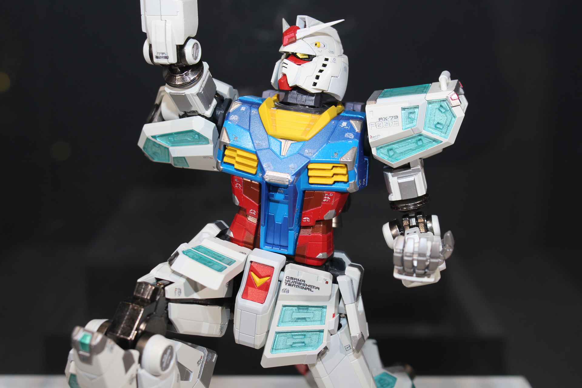 肩や腰、脚部などに取り付けられたパネル。この像の特徴的な部位だ