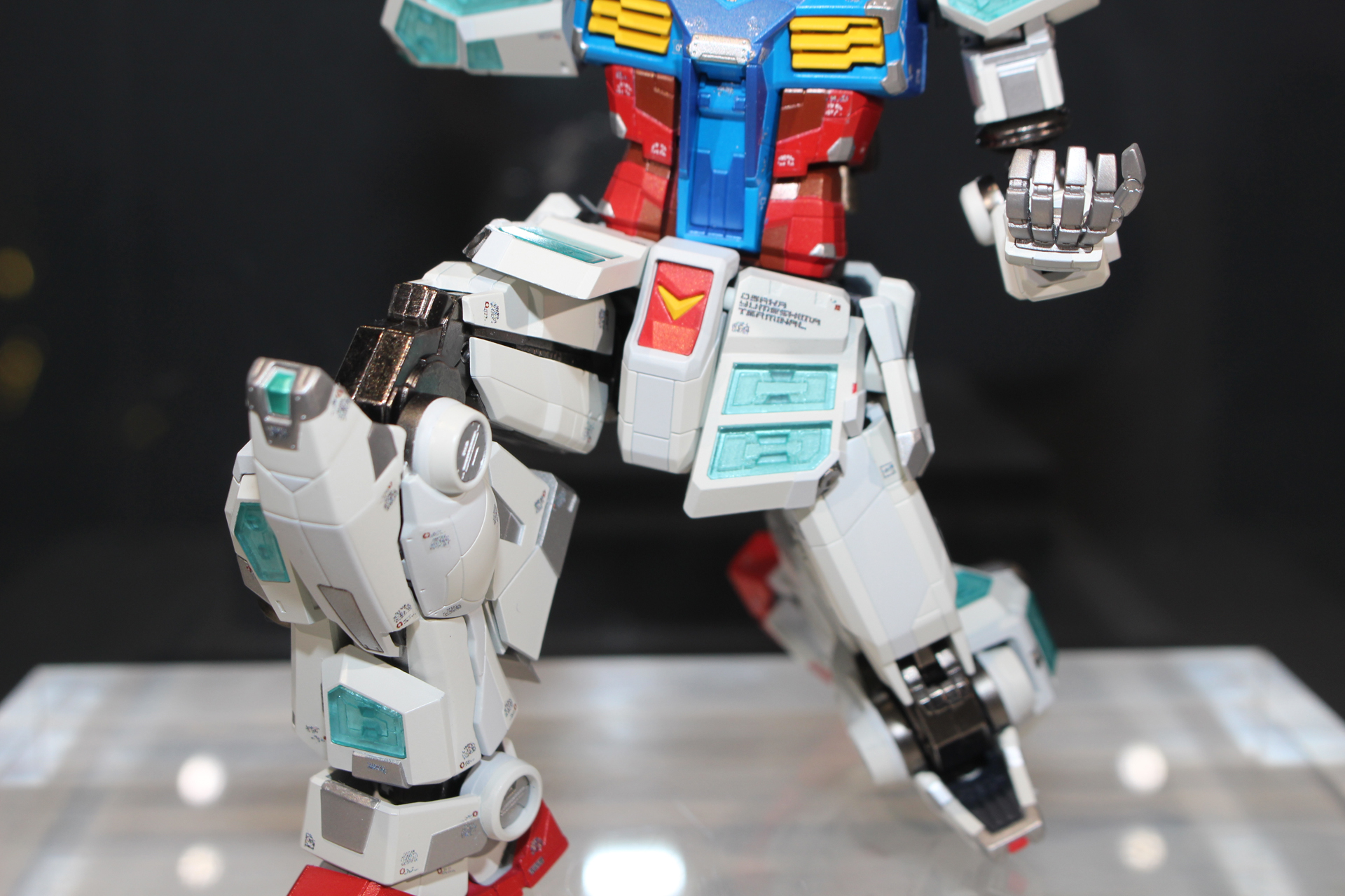 超合金らしいダイキャストの関節が各部に見える