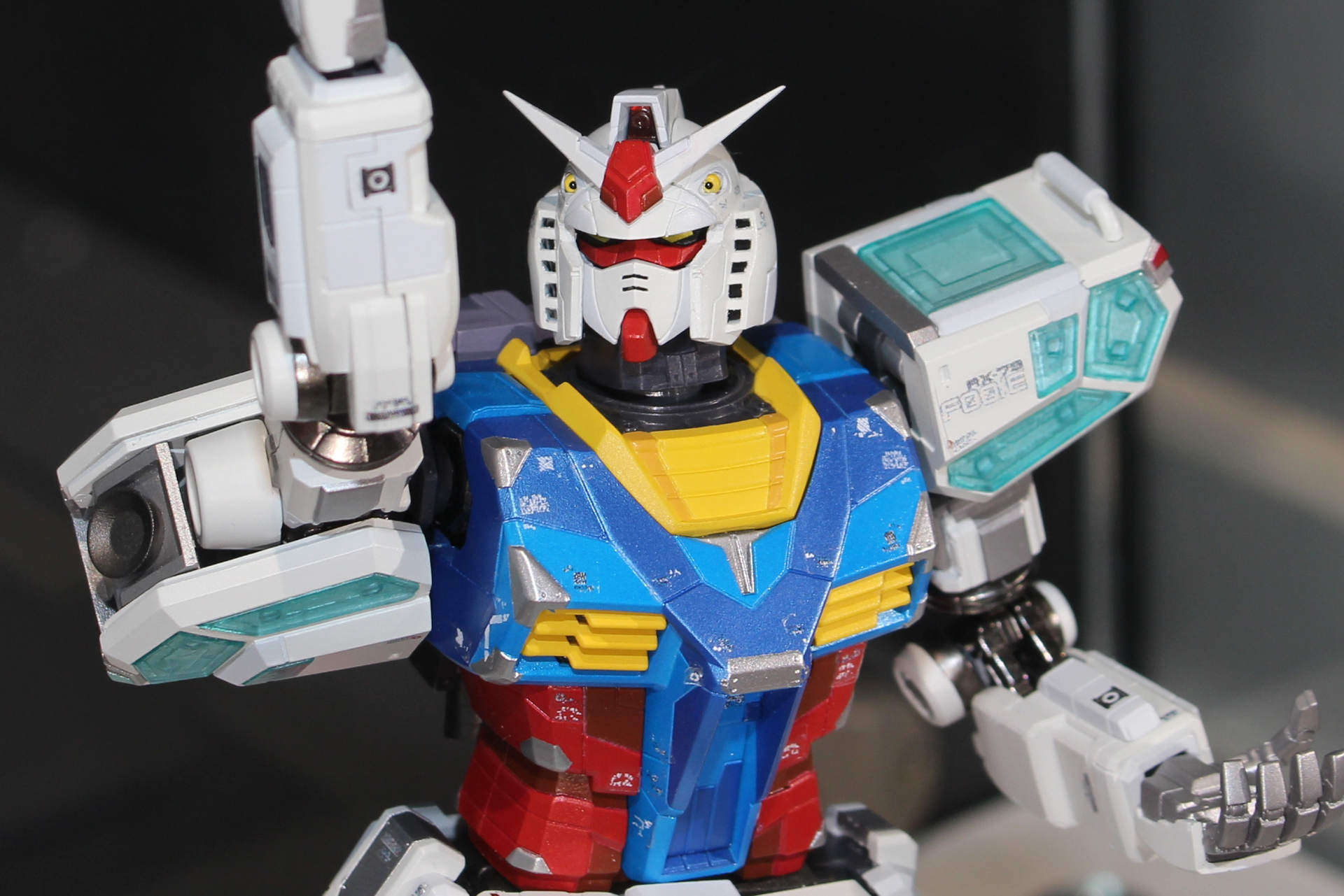 製品版は目と胸にライトアップギミックが内蔵される