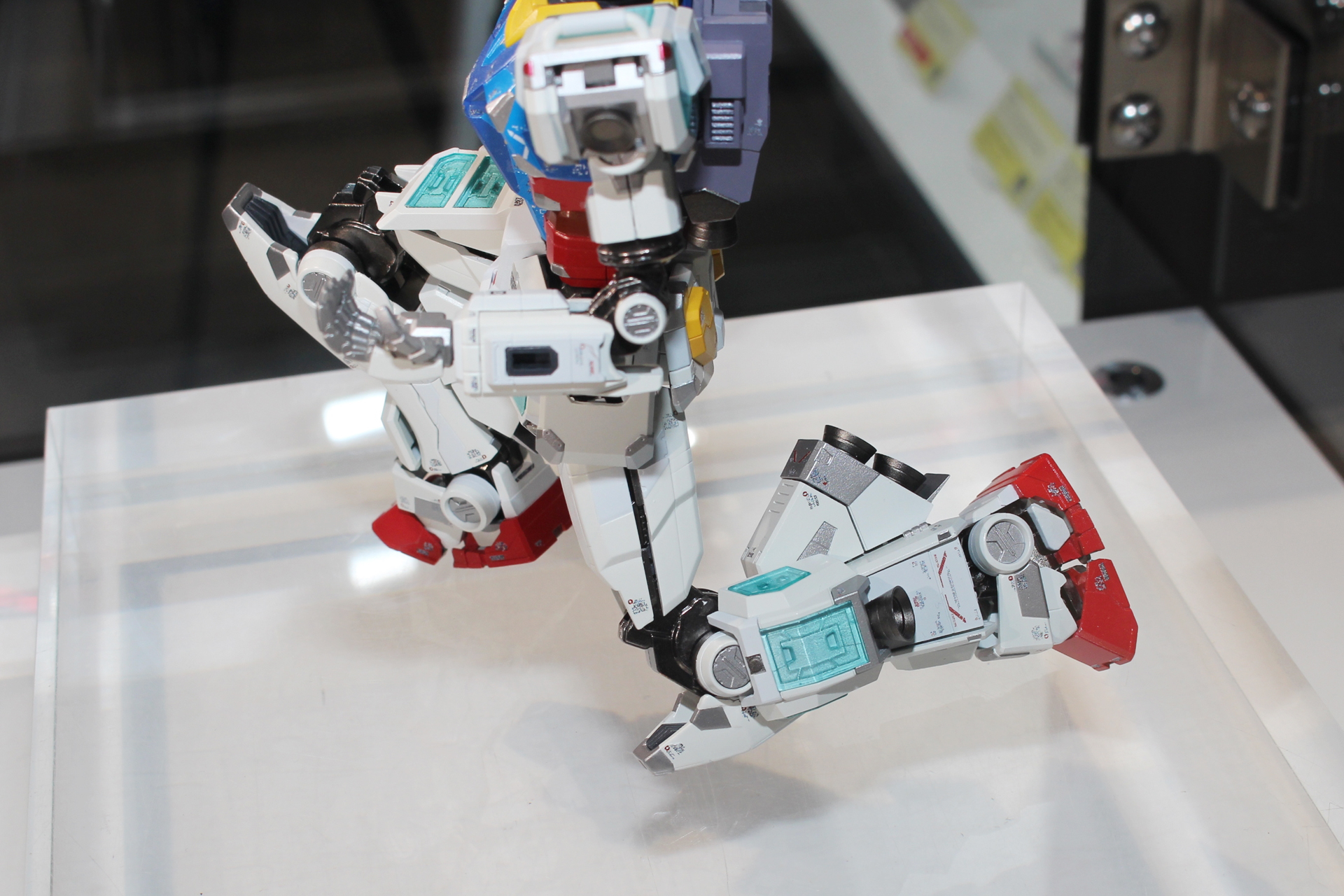 特徴的な形をした脚部のスラスター