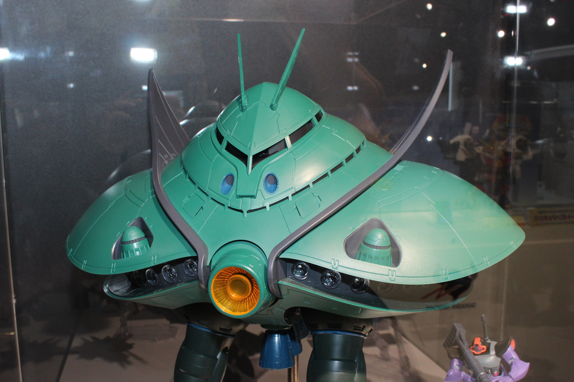 とにかく巨大の一言に尽きる。横幅も400mm近くありそうだ