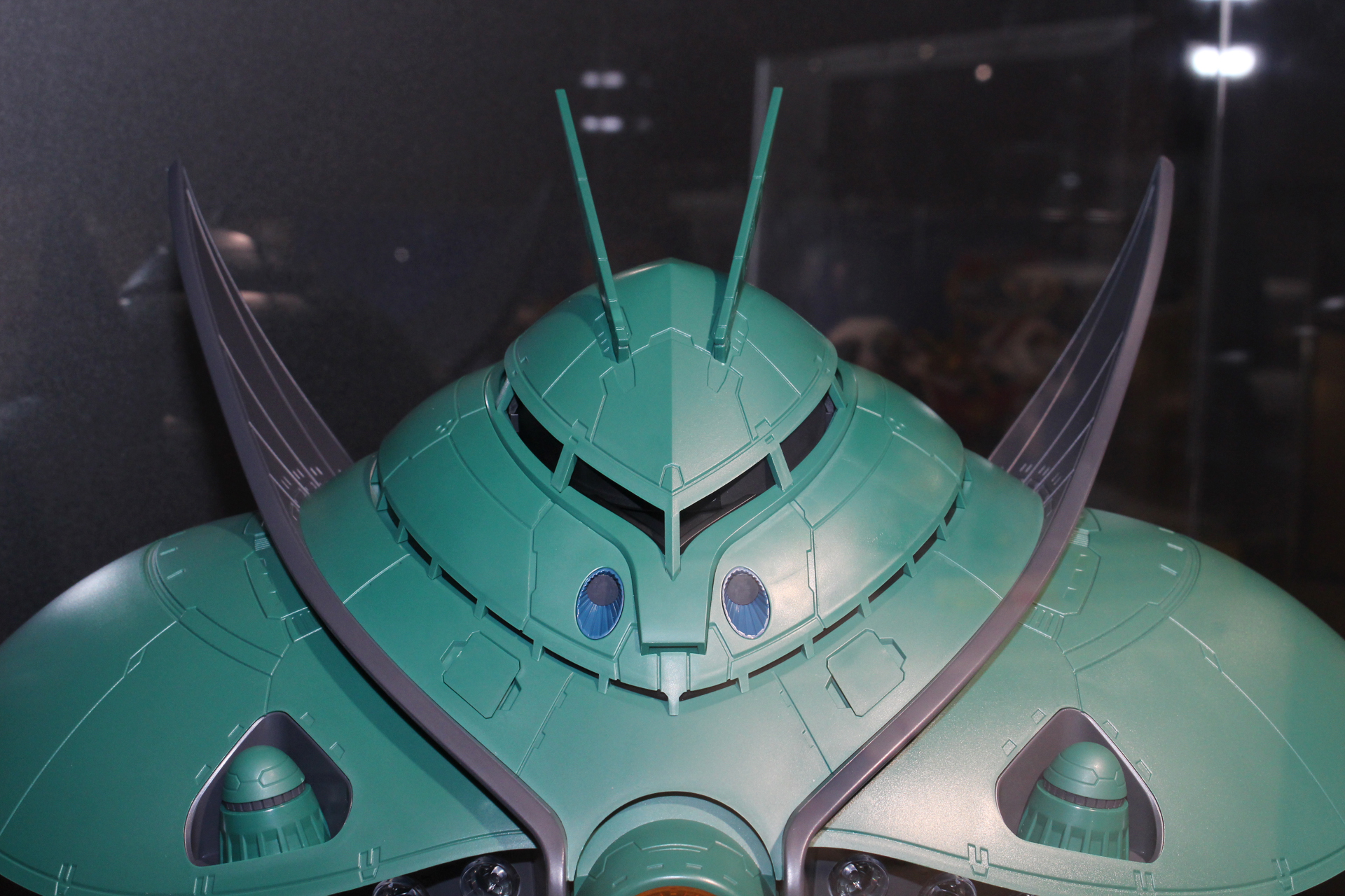 各所に施されたモールドに注目、頭頂部は開閉し、内部のコクピットを覗けるようになっている