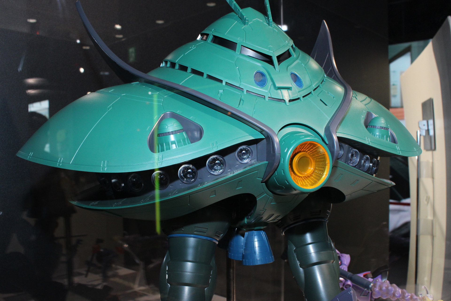 本体中央の大型メガ粒子砲、周囲にある26門のメガ粒子砲は全て電飾を内蔵している