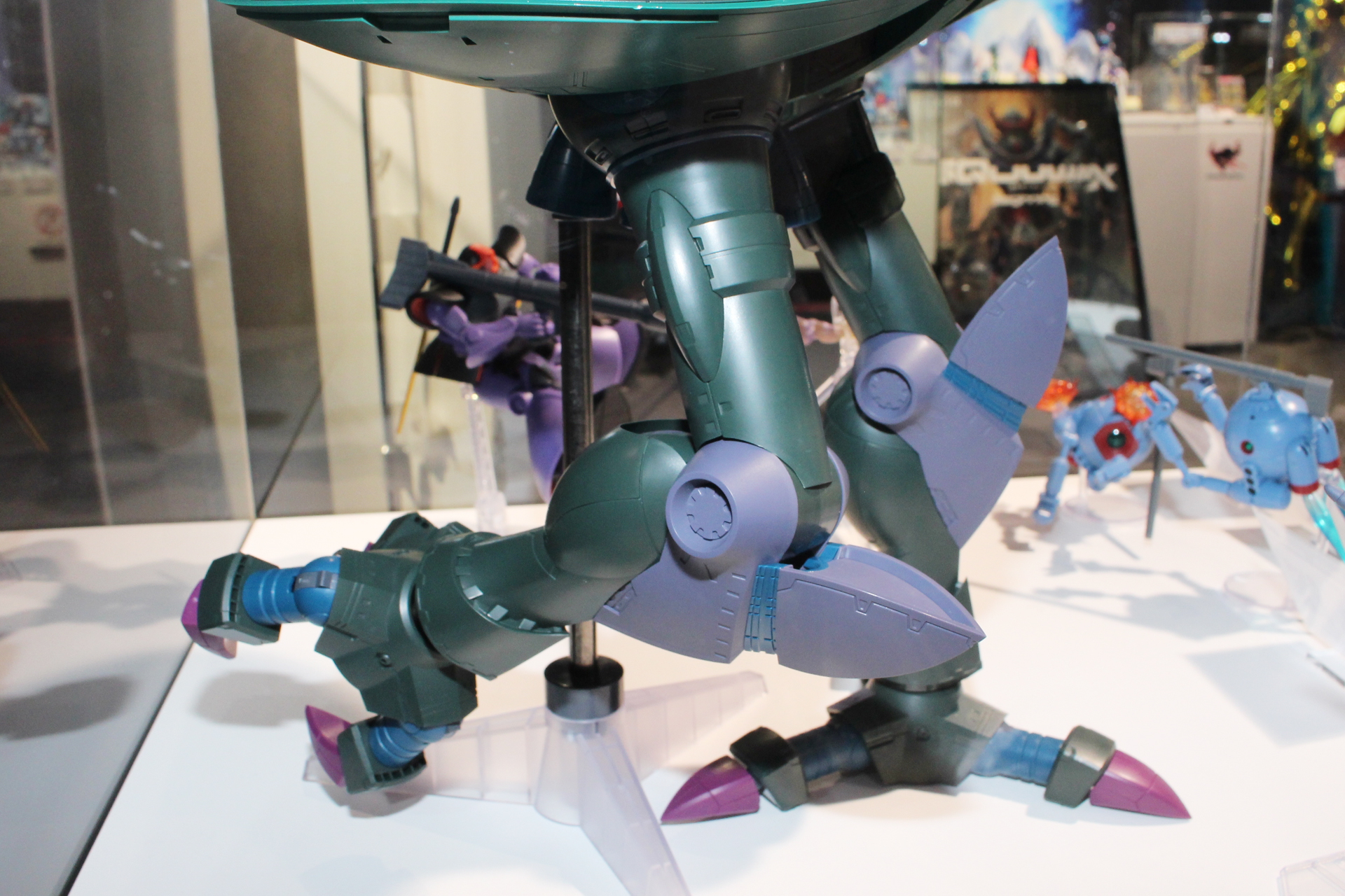 巨大な身体を支える脚部にはスプリングを内蔵。膝の可動にも適切なテンションを付加している