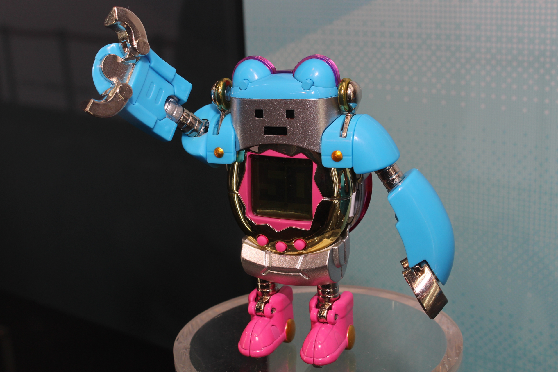 まめっちを思わせる耳のような意匠のあるロボットだ