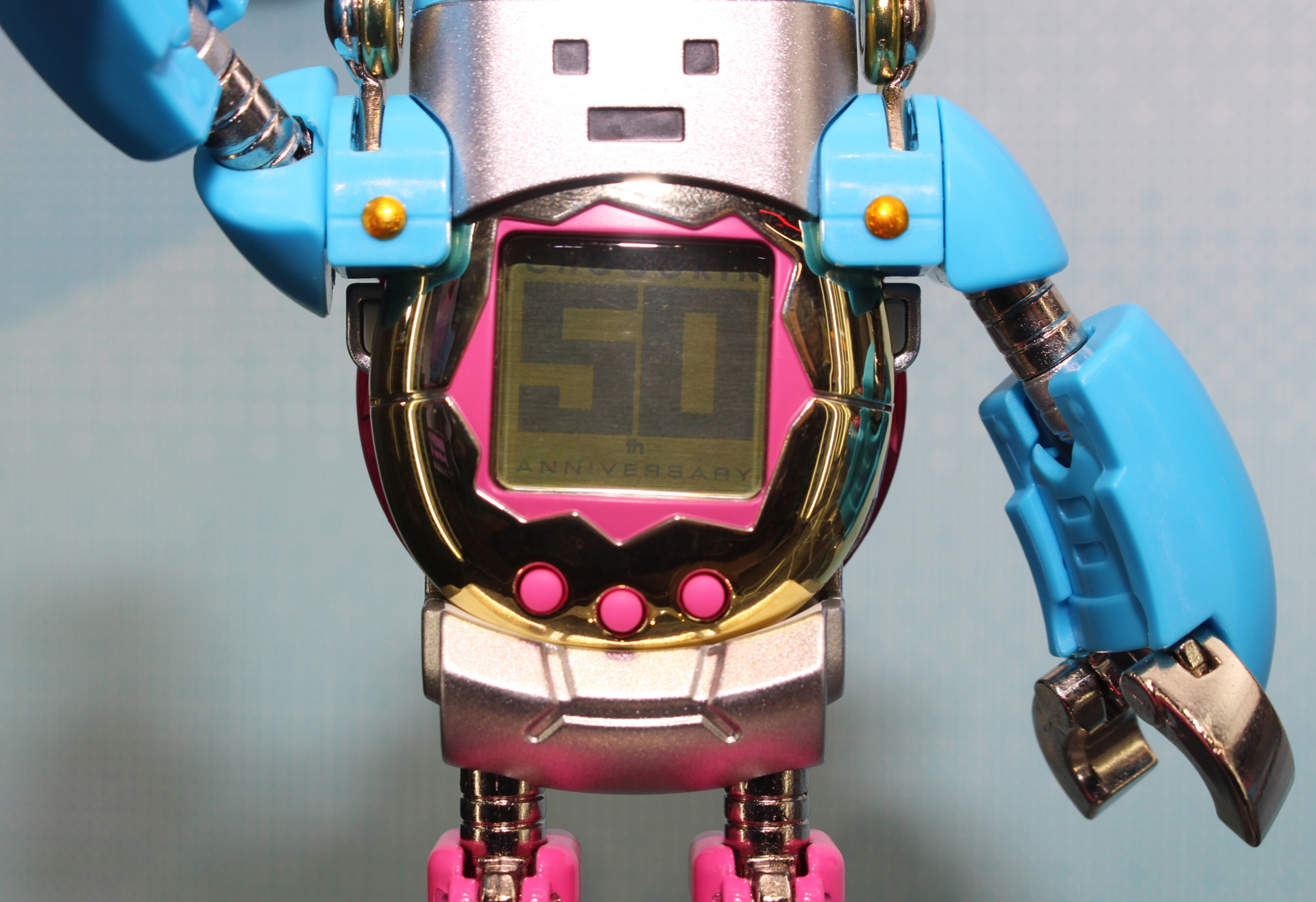 腹部に内蔵される「Original Tamagotchi」。液晶画面の背景には超合金50周年を祝う表記がある