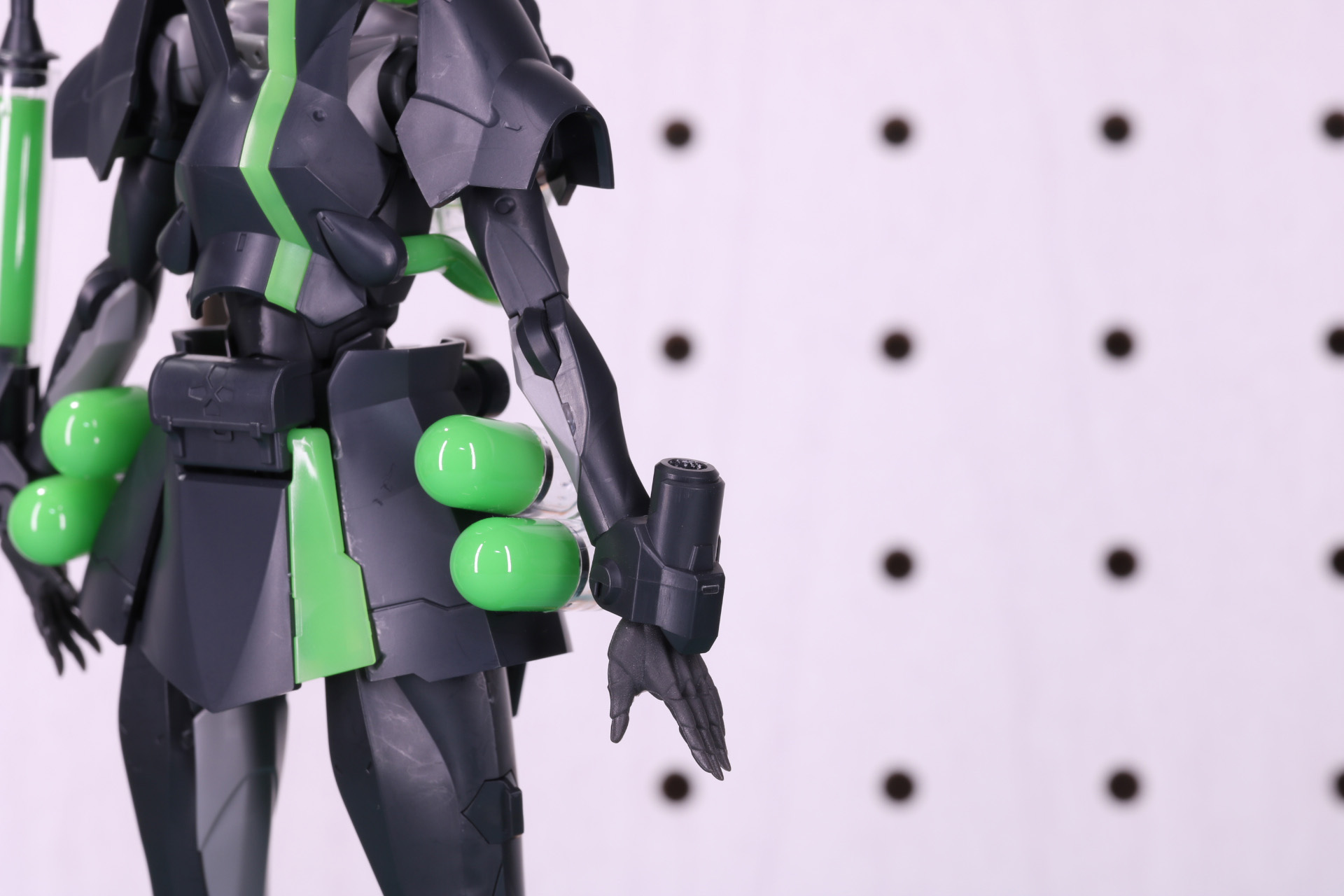 前腕ハードポイントに「インジェクター」を装着