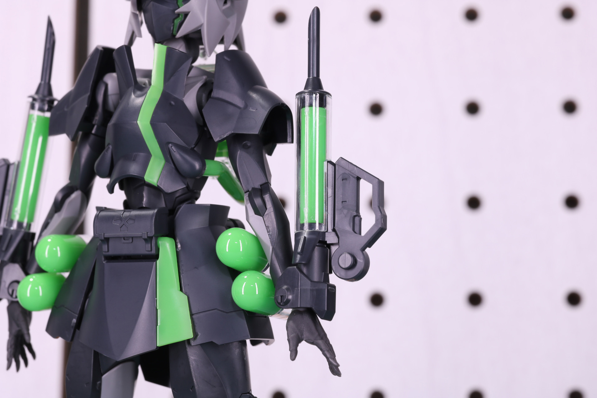 前腕ハードポイントに「インジェクター」を装着