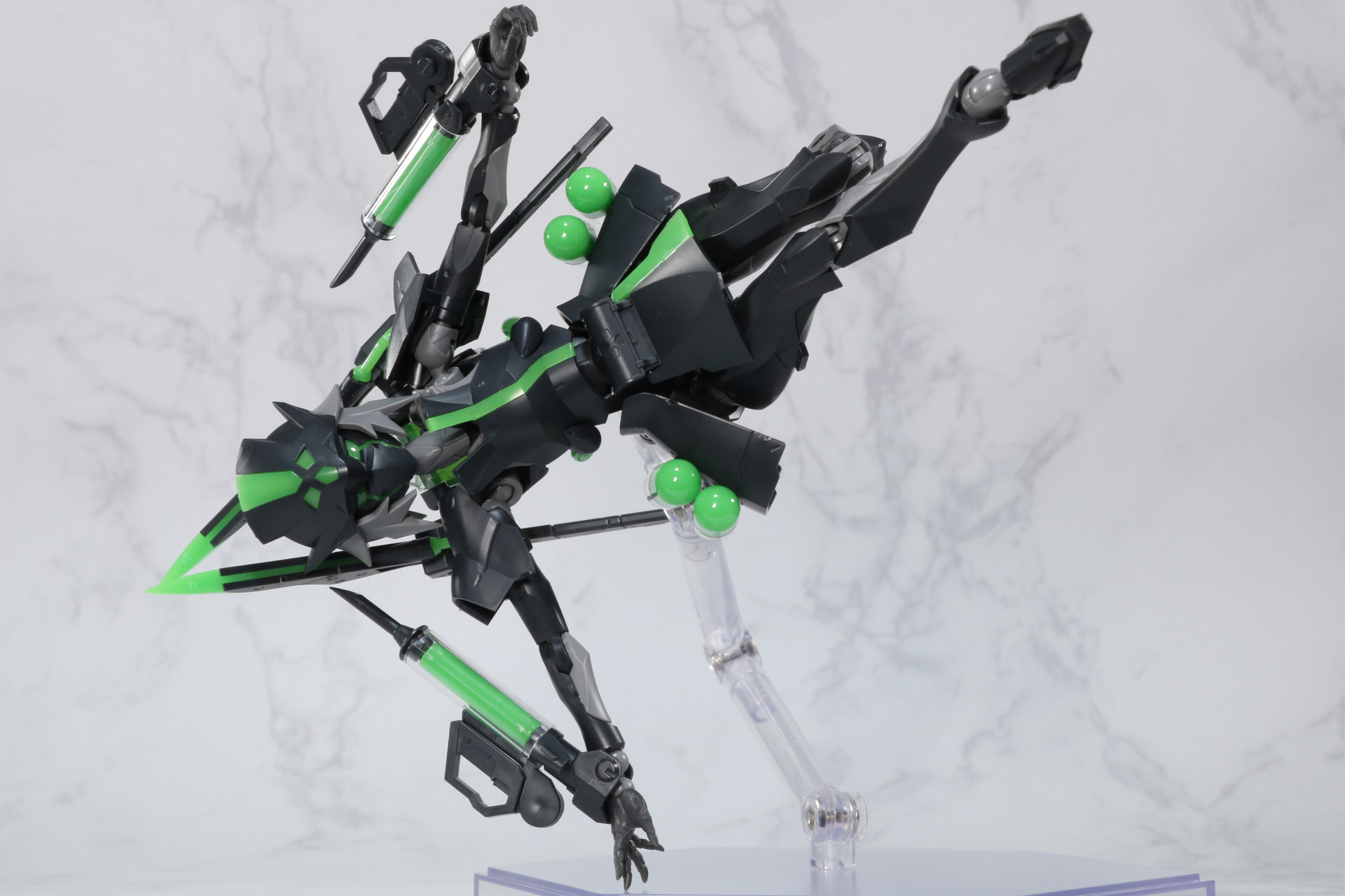 アクロバティックなポーズも映える