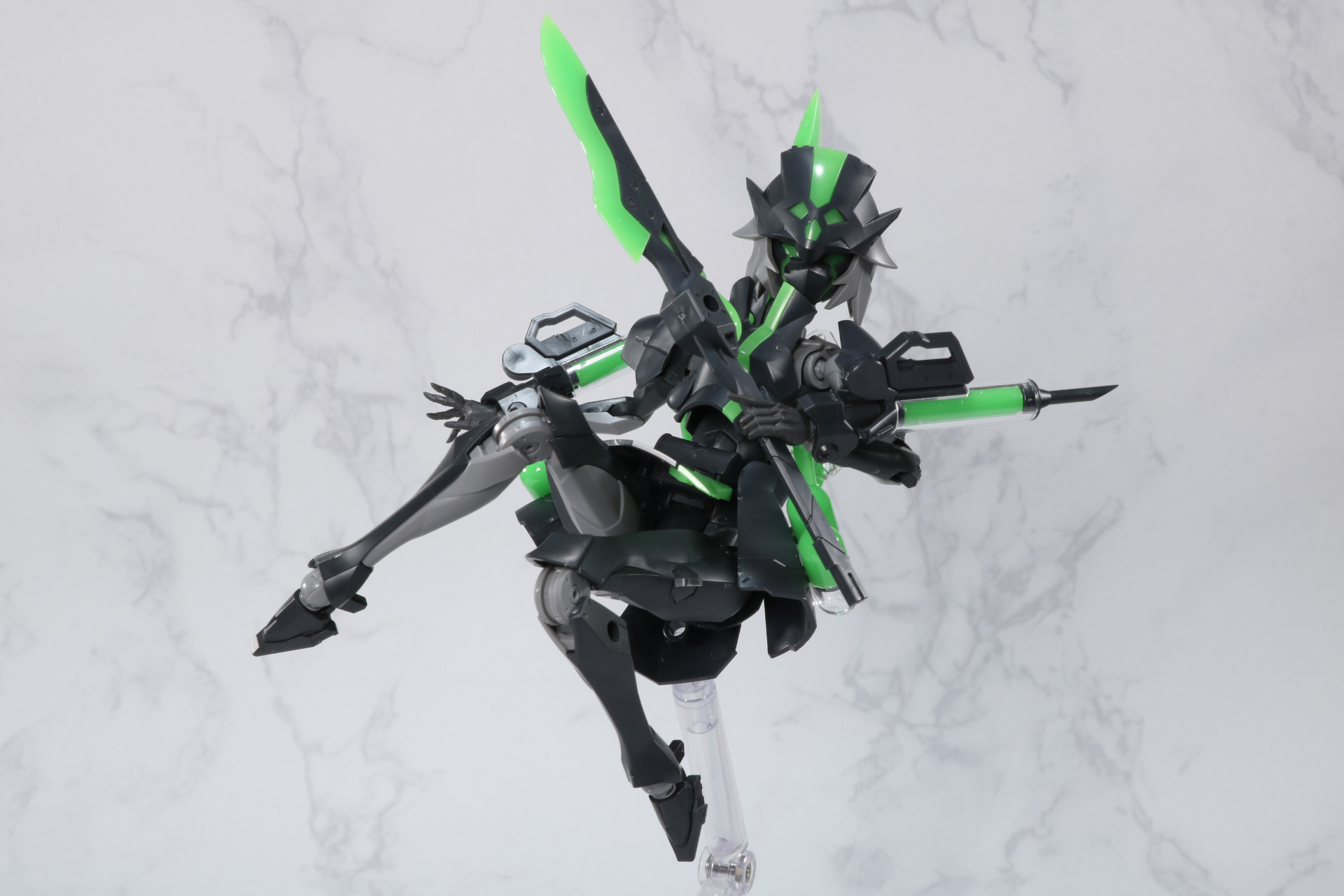 別売りの「ニューフライングベース」で体を浮かせたイメージポーズも可能