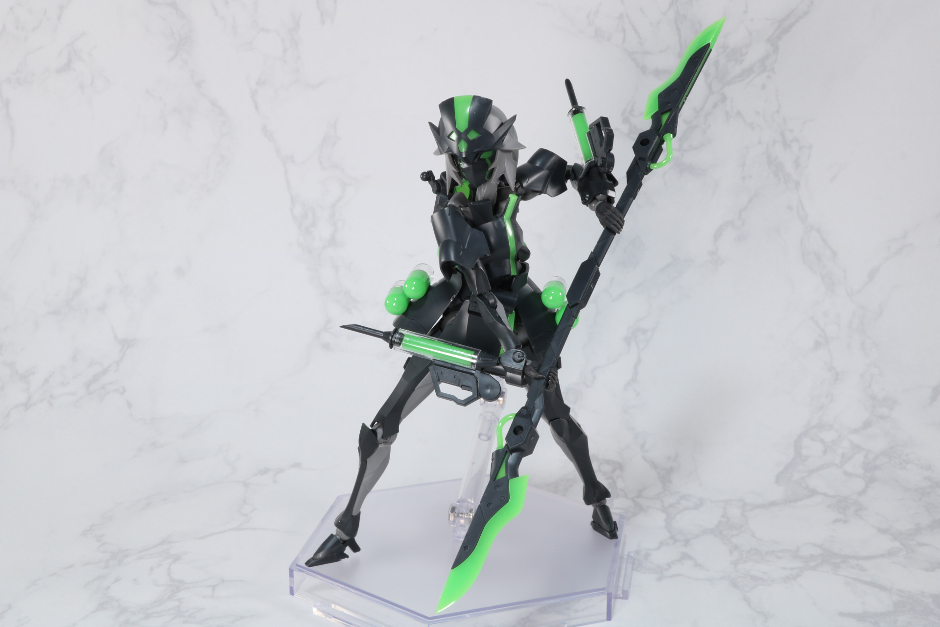 両手持ちで連結した「スカルペル」を操る