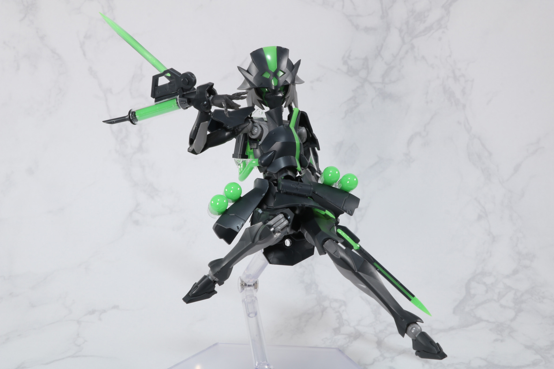 ぺたんと座り込んだポーズ