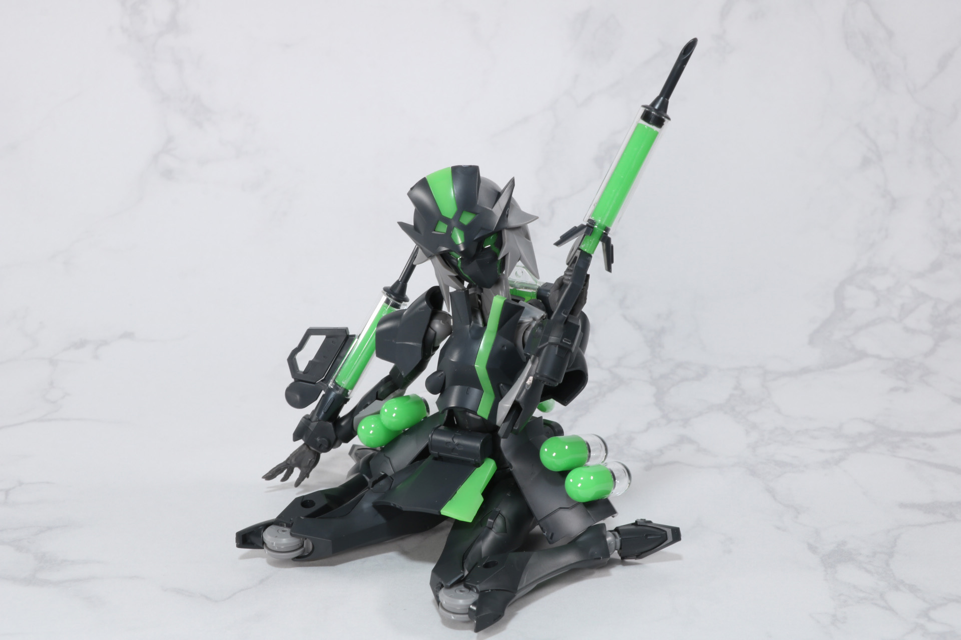 ぺたんと座り込んだポーズ