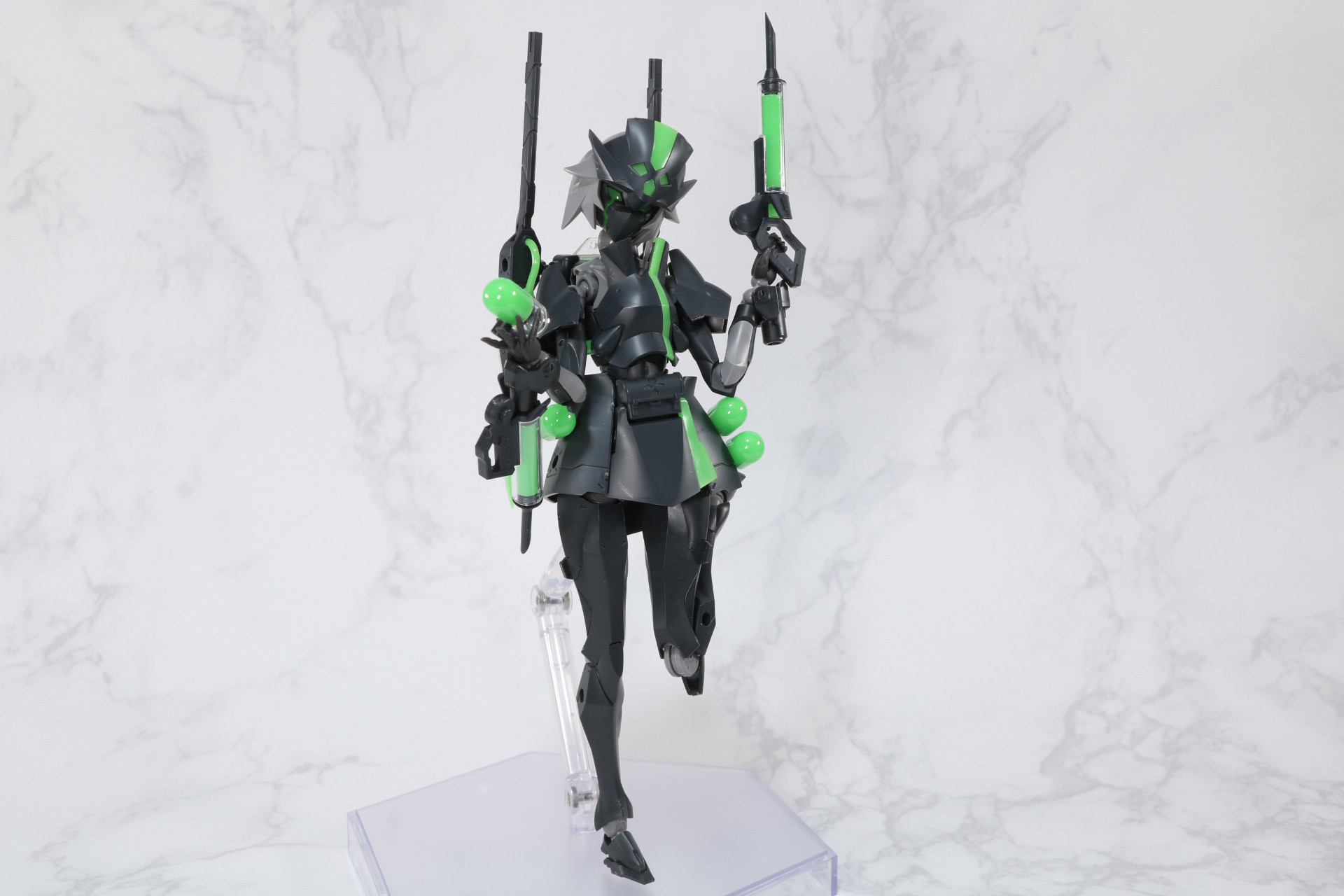 「インジェクター」は持ち手を展開して銃のように持たせることも可能。「エナジード」も手のひらに乗せてポーズを取らせることもできる